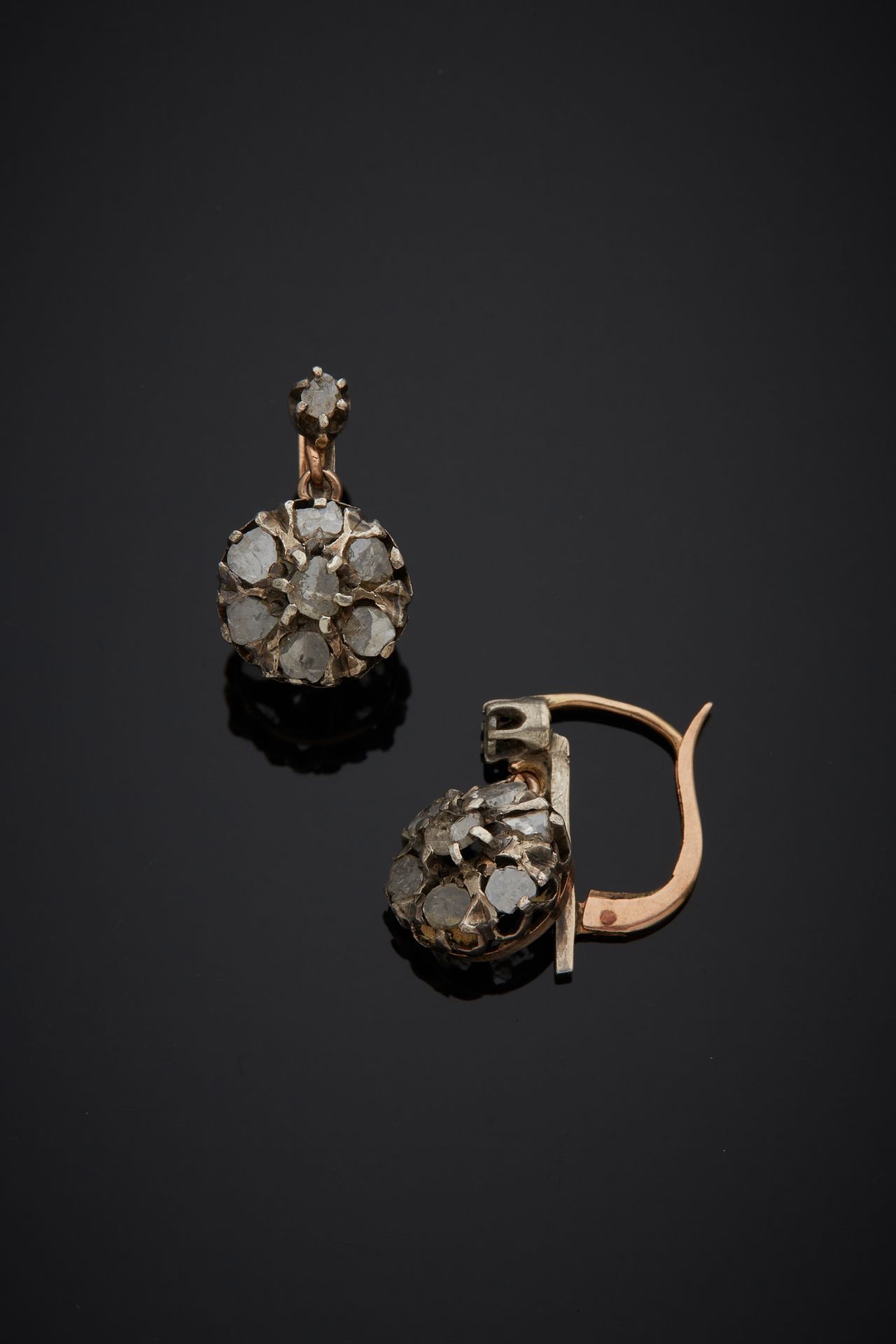 Null 一对18K黄金750‰和银第二标题800‰的卧蚕耳环，形状为圆形，镶有玫瑰式切割钻石。

H.1.50 cm 毛重 2.40 g