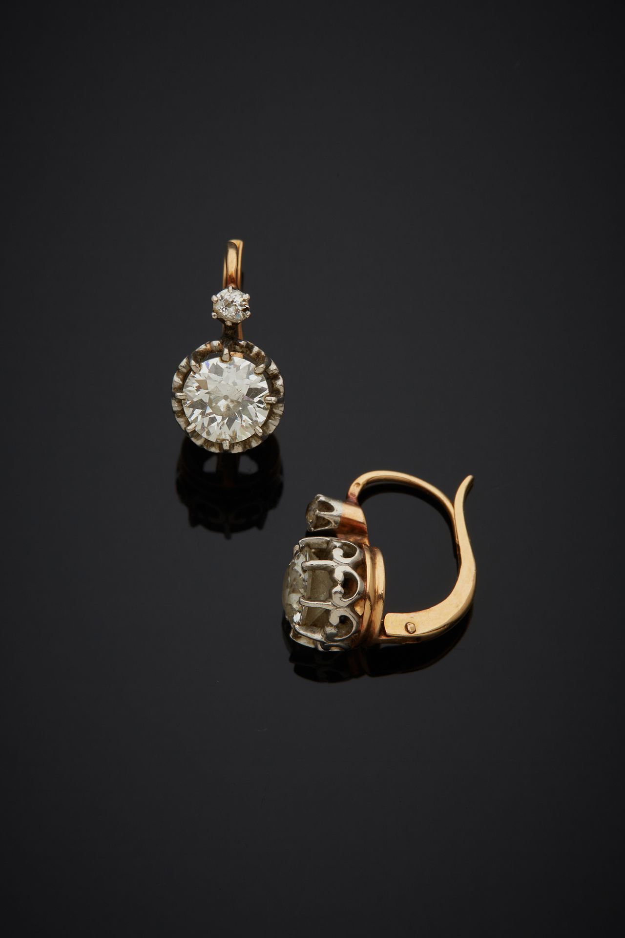 Null 一对18K双色金750‰卧蚕耳环，装饰有老式切割钻石，顶部有一颗较小的钻石。

钻石的重量约为2克拉。

H.1.50 cm 毛重 3.90 g