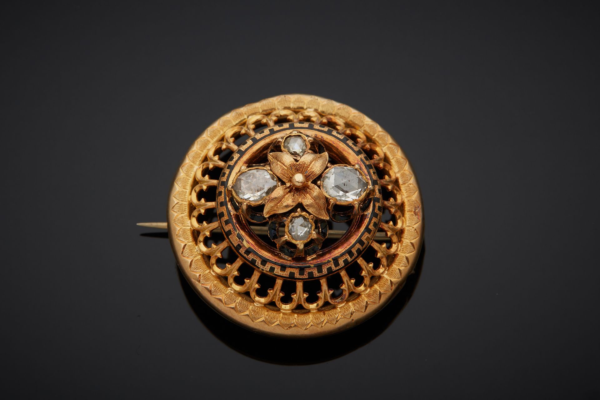 Null 一枚18K黄金750‰的圆形镂空珐琅胸针，镶嵌着四颗玫瑰式切割钻石。金属销。

D. 3.30厘米 毛重10克