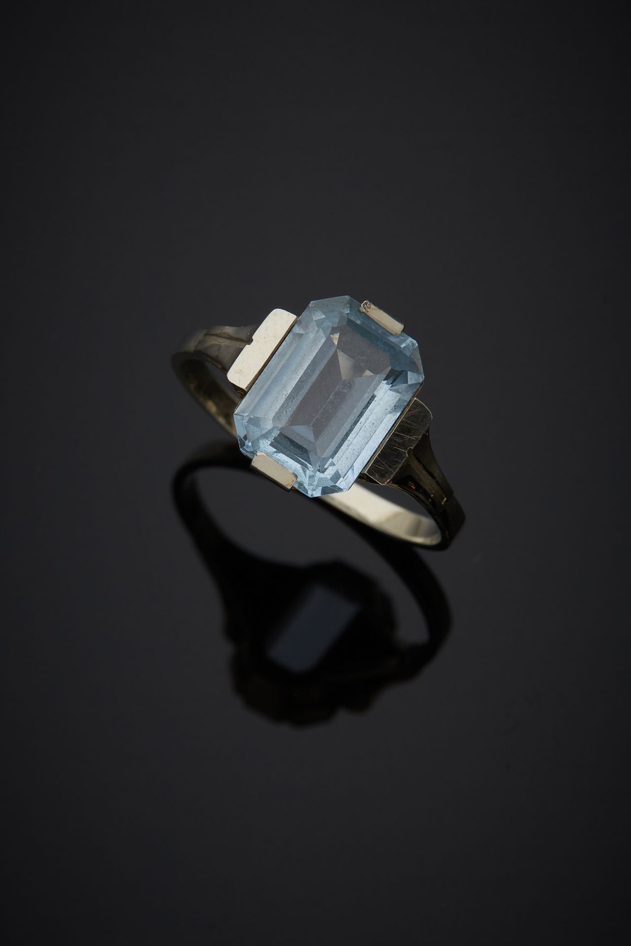 Null 一枚18K白金750‰的戒指，装饰着一颗蓝色合成尖晶石，呈长方形，切割成度。

手指尺寸56 毛重2.90克