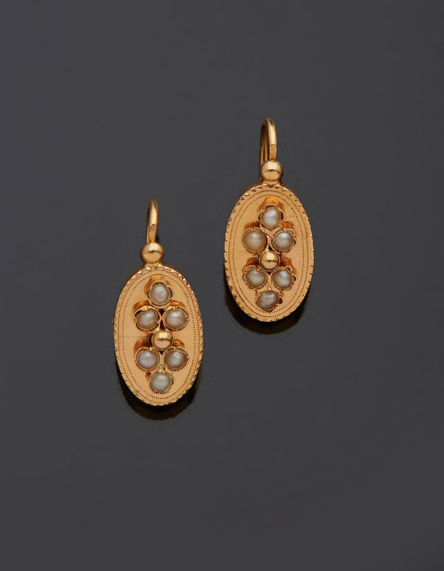 Null A pair of 18K yellow gold 750‰ oval-shaped sleeper earrings adorned with ha&hellip;