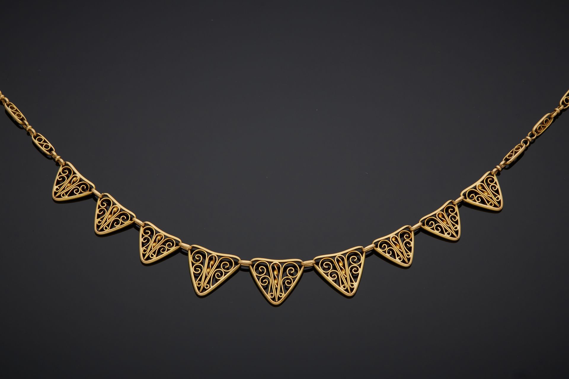 Null Necklace collar in 18K yellow gold 750‰, with falling filigree triangular l&hellip;