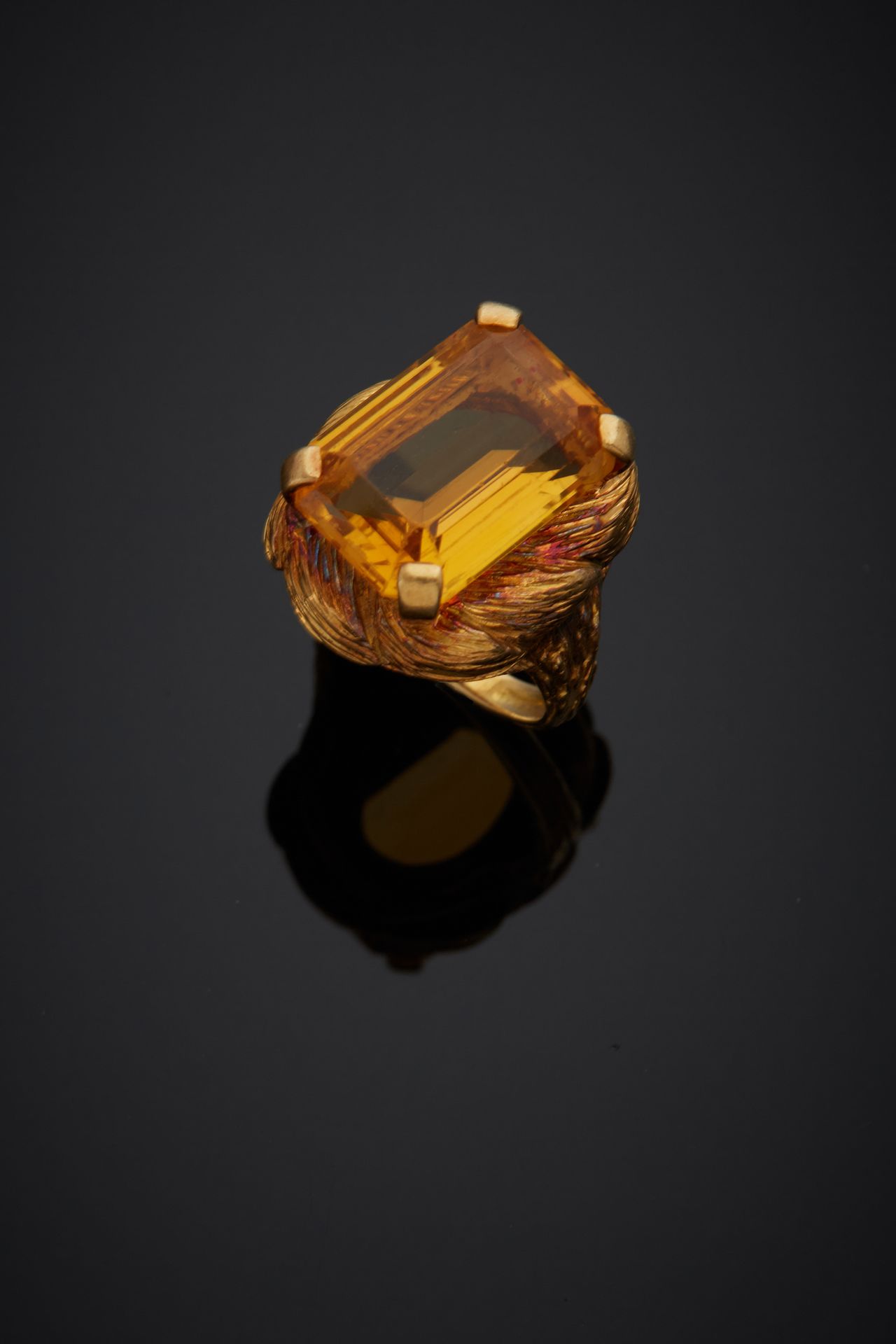 Null 一枚18K黄金750‰的戒指，带有植物装饰，镶嵌着一个长方形的、分级切割的黄水晶。

手指大小49 毛重8.40克