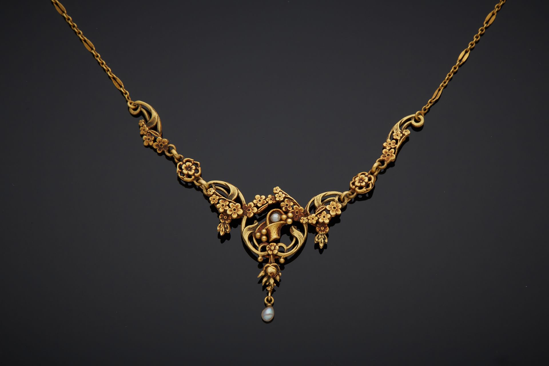 Null 
一条18K黄金750‰的领子项链，装饰有凿刻的花环图案和一个装饰有半珍珠的篮子，在流苏上有一颗巴洛克式的珍珠。




长42.50厘米 毛重5.2&hellip;