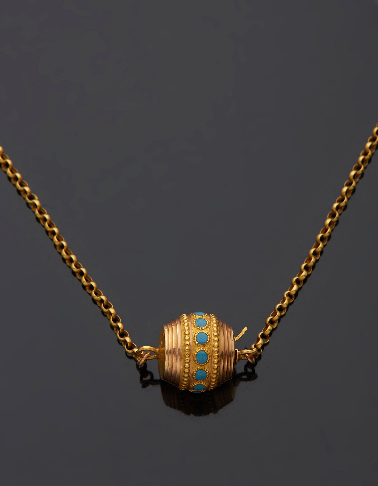 Null 一件18K黄金750‰的水壶，Jaseron网状，桶状扣，饰有绿松石珐琅。巴黎，1819-1838。

长130厘米 毛重8.80克