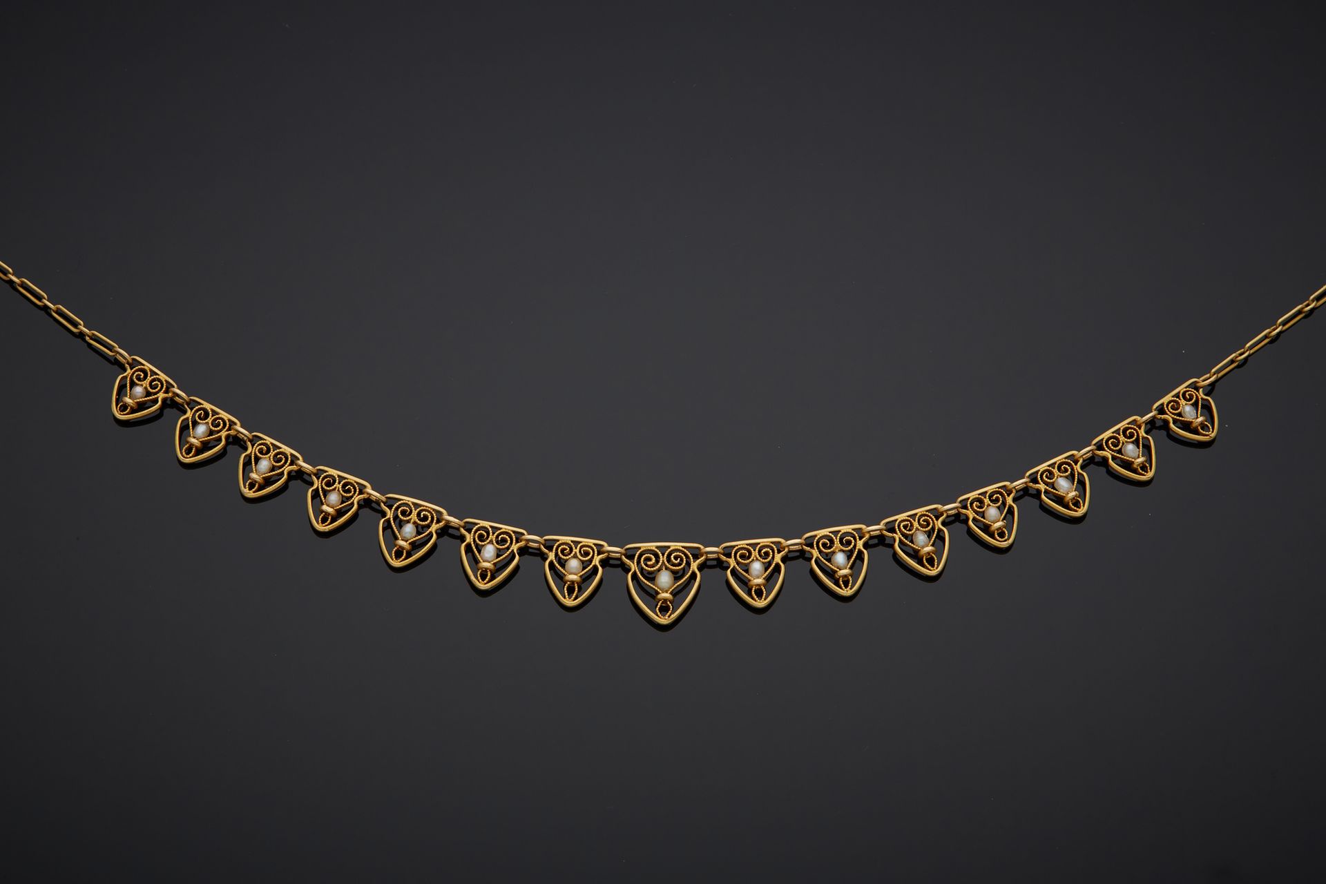 Null 18K黄金750‰的项链项圈，有丝状的三角形链接，并有珍珠点缀其中。

长42厘米 毛重6.40克