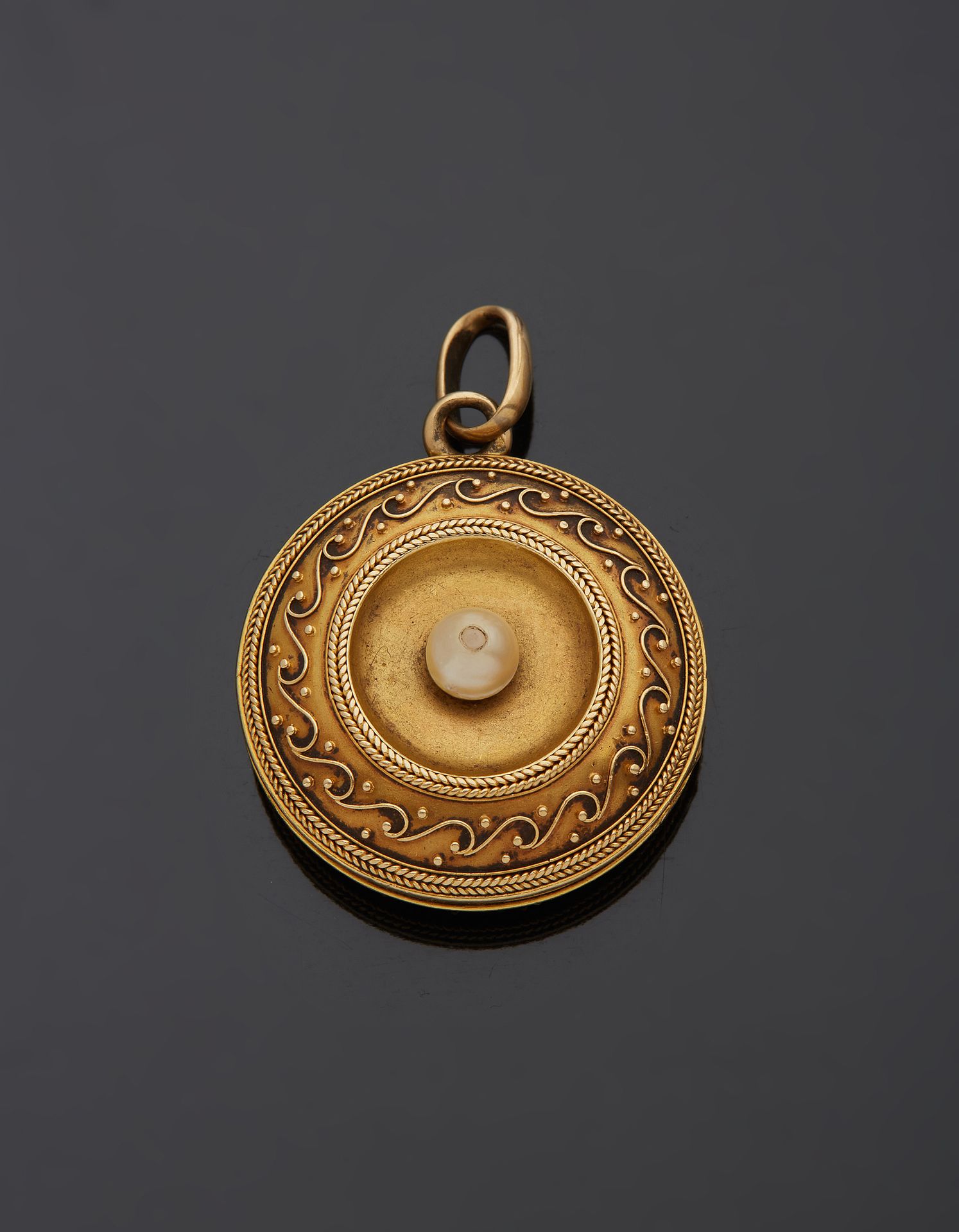 Null 吊坠，18K黄金750‰的奖章，圆形，装饰有丝状物和颗粒物。在中央有一颗马贝珍珠。可以打开。

H.4厘米 毛重11.60克