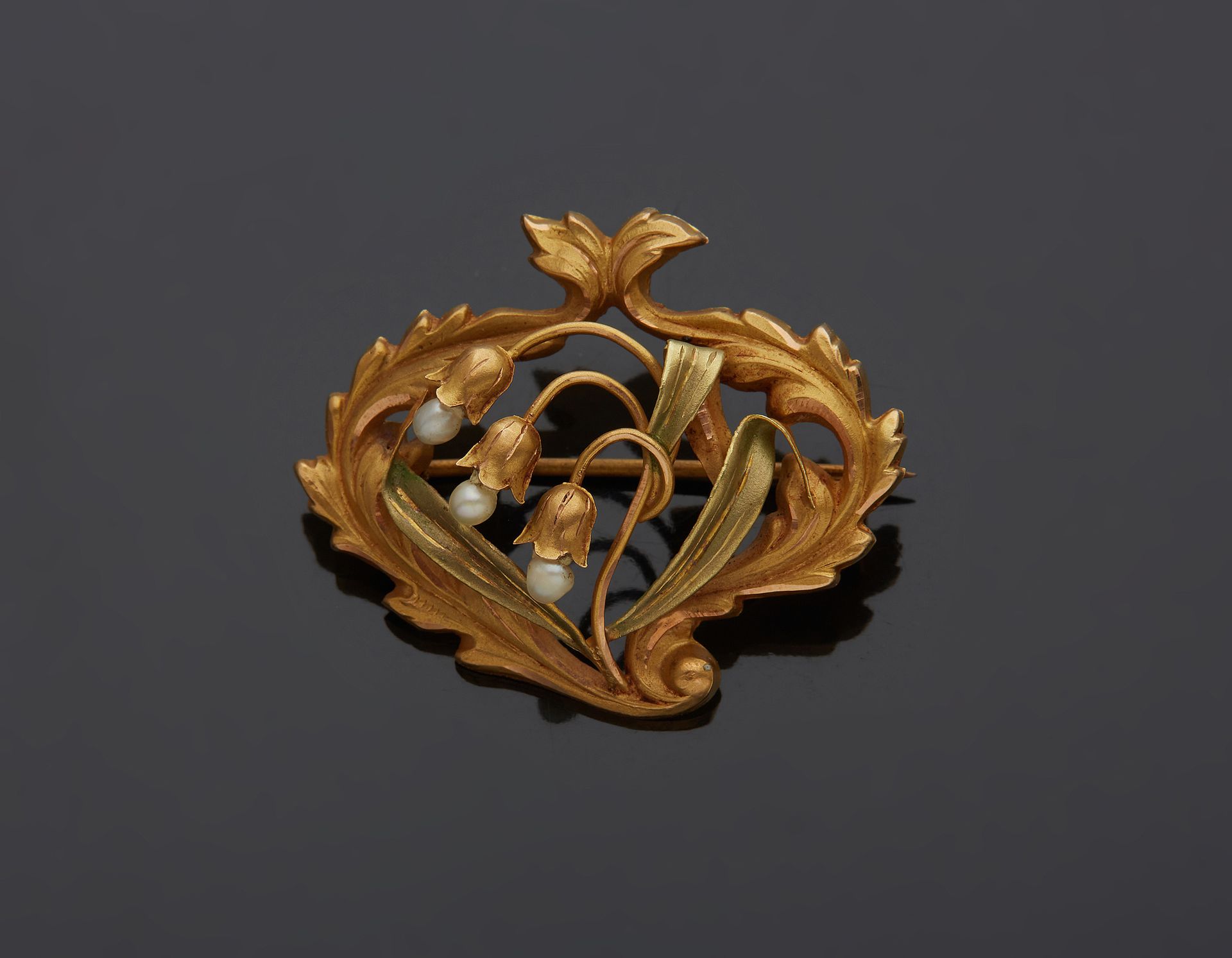 Null 18K polychrome gold 750‰ brooch, adorned with lilies of the valley, the bel&hellip;