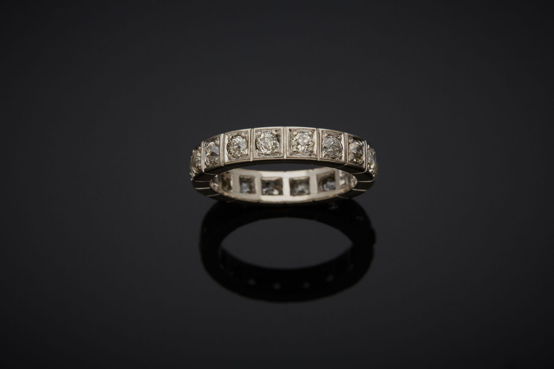 Null 美式结婚戒指，18K白金750‰，镶嵌老式切割钻石，碎石。

钻石的重量约为1.50克拉。

手指大小59 毛重7.40克