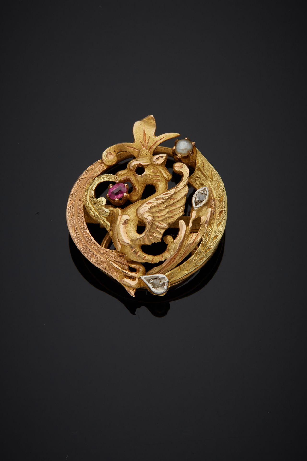 Null 一个18K多色金750‰的铸件，代表一个镶嵌有红宝石、玫瑰式切割钻石和珍珠的奇美拉。失踪。

D. 2,50 cm 毛重 3,40 g