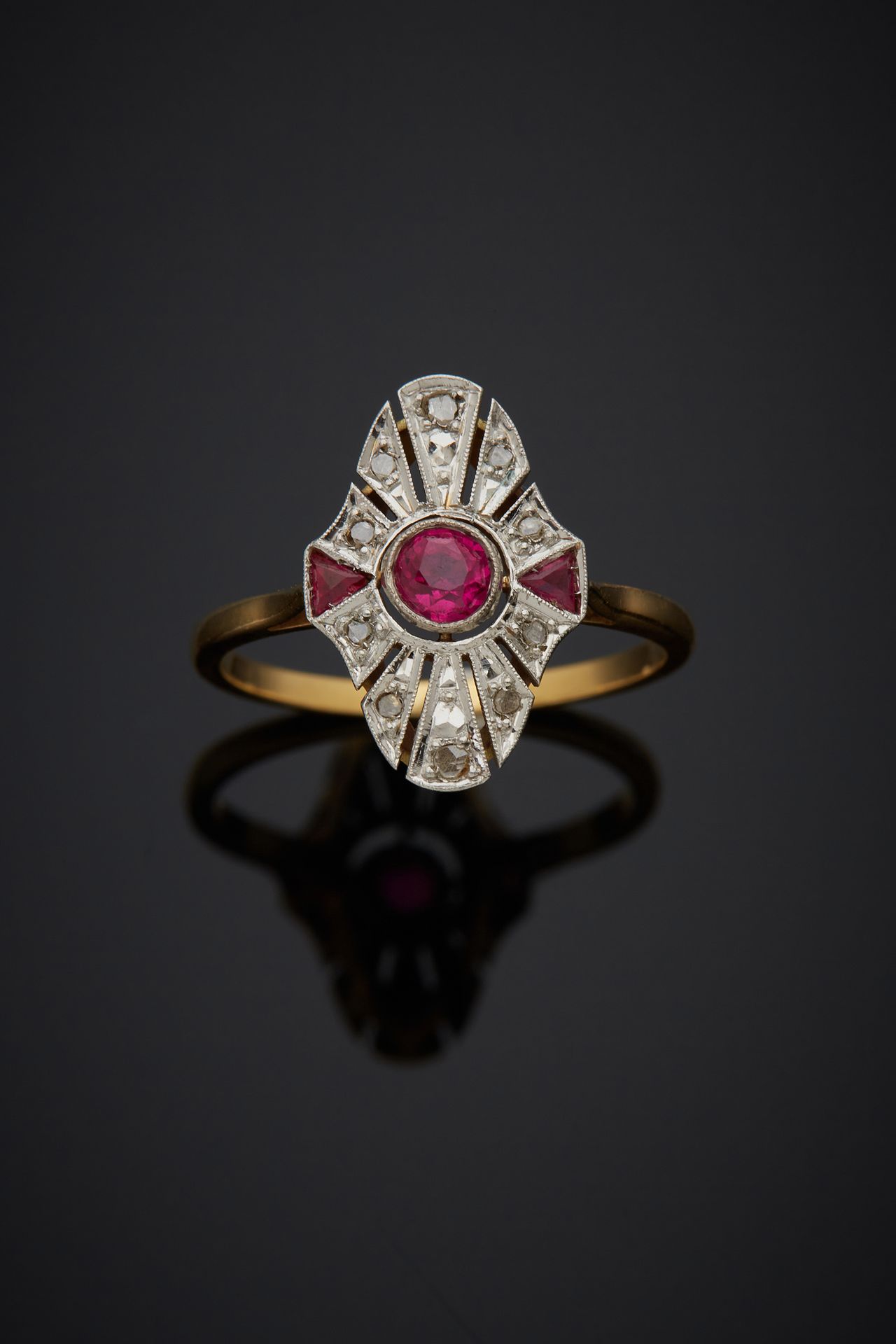 Null 一枚18K 750‰的双色金戒指，在辐射状的包围中装饰着一颗红色的石头，上面镶嵌着玫瑰式切割和校准的红色钻石。

手指大小52 毛重2.20克