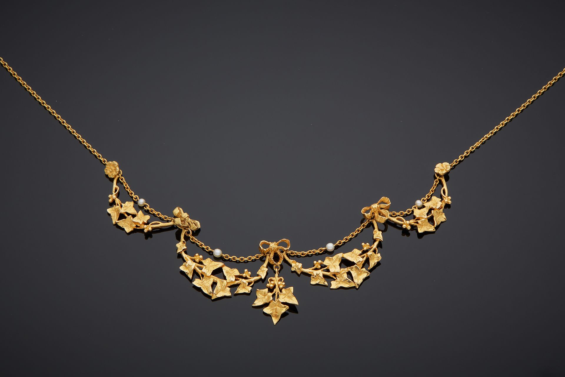 Null 
18K黄金750‰的项链项圈，装饰有追逐的常春藤和珍珠图案。




长39厘米 毛重11克
