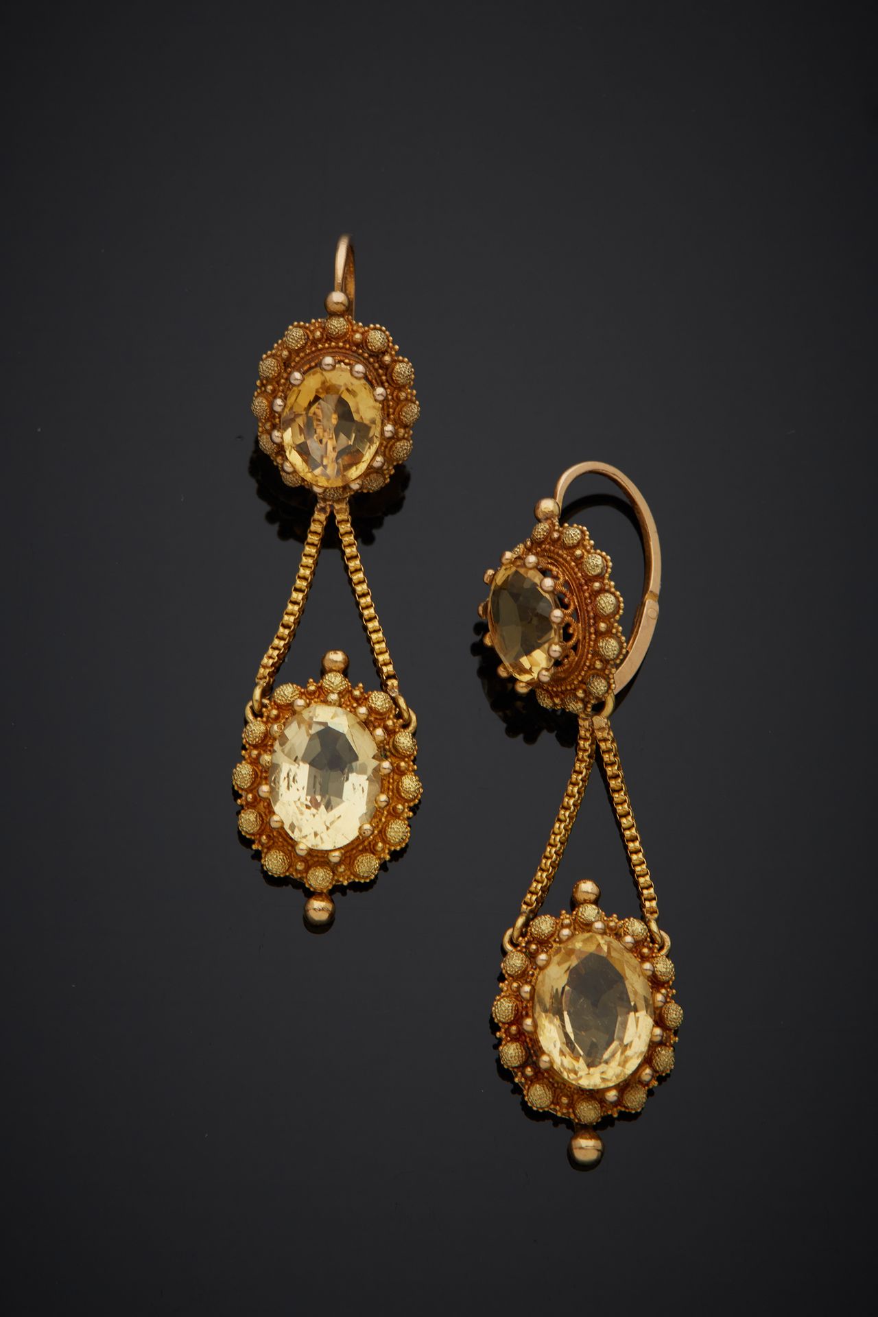Null 一对18K黄金750‰颗粒状耳环，镶嵌着椭圆形的黄水晶。巴黎1809-1819年。

H.4.60 cm 毛重 7.40 g
