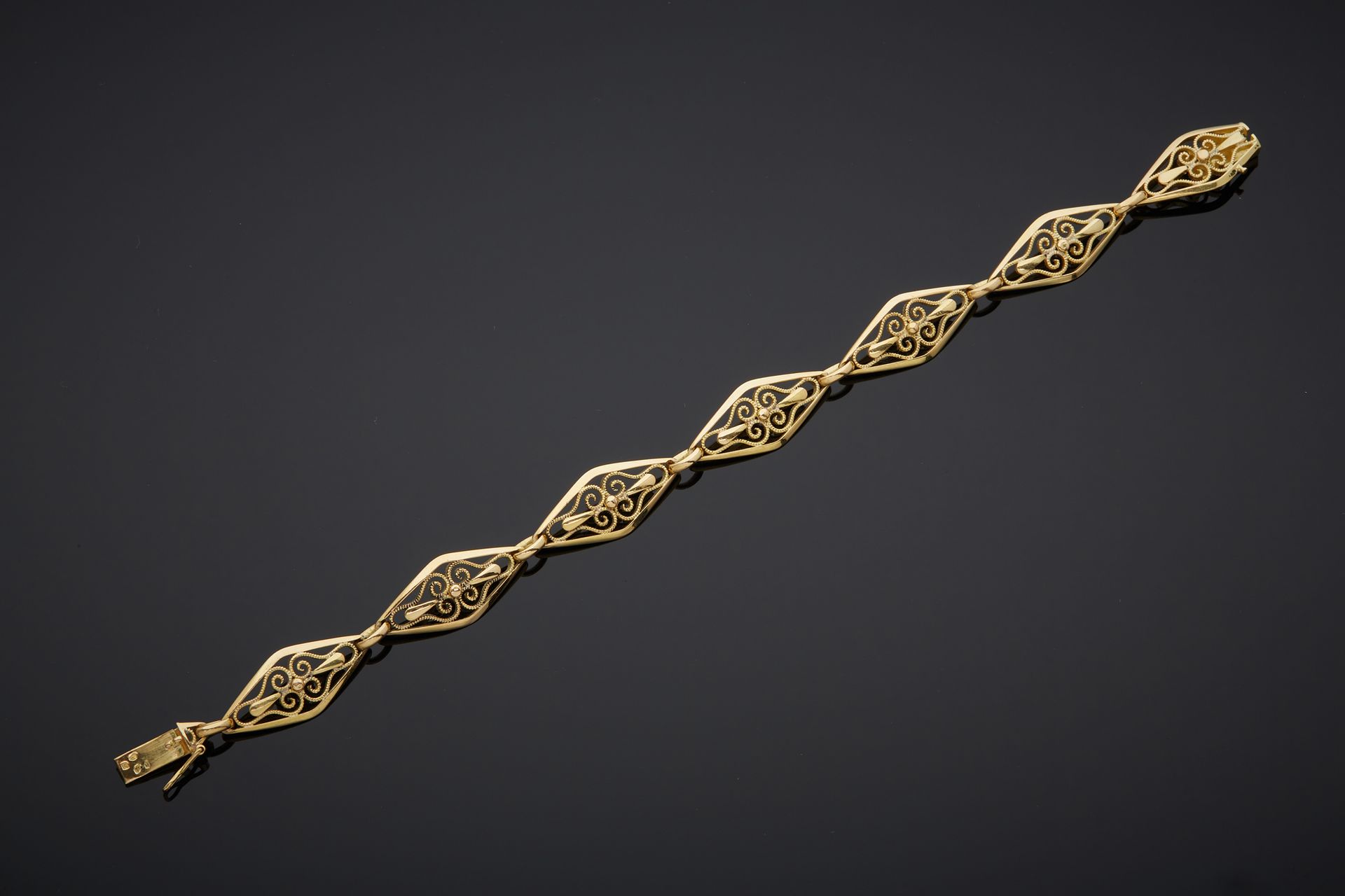 Null 750‰的18K黄金制成的路边，有椭圆形图案和丝状装饰。棘轮扣，有8个安全。

L. 19 cm 重量 16,90 g