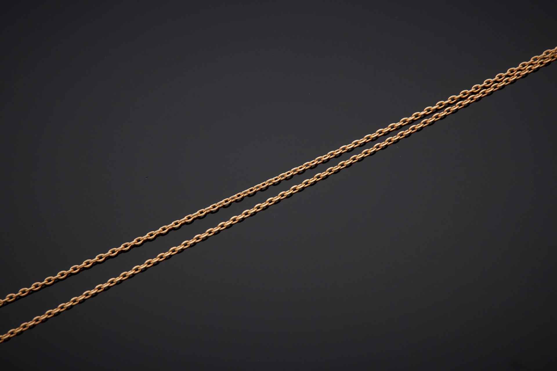 Null 18K黄金750‰的链条，forçat网状结构。

长39.50厘米 重量1.40克