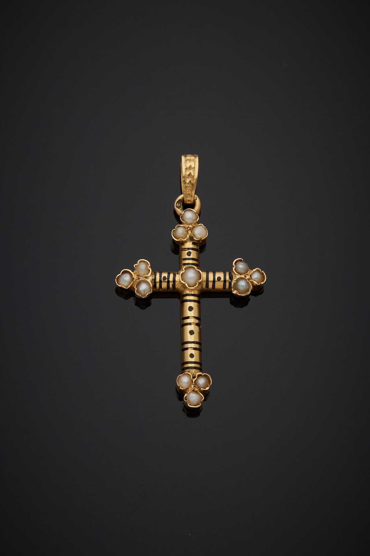 Null Croix en or jaune 18K 750‰, émaillée de noir et parée de demi-perles. Paris&hellip;