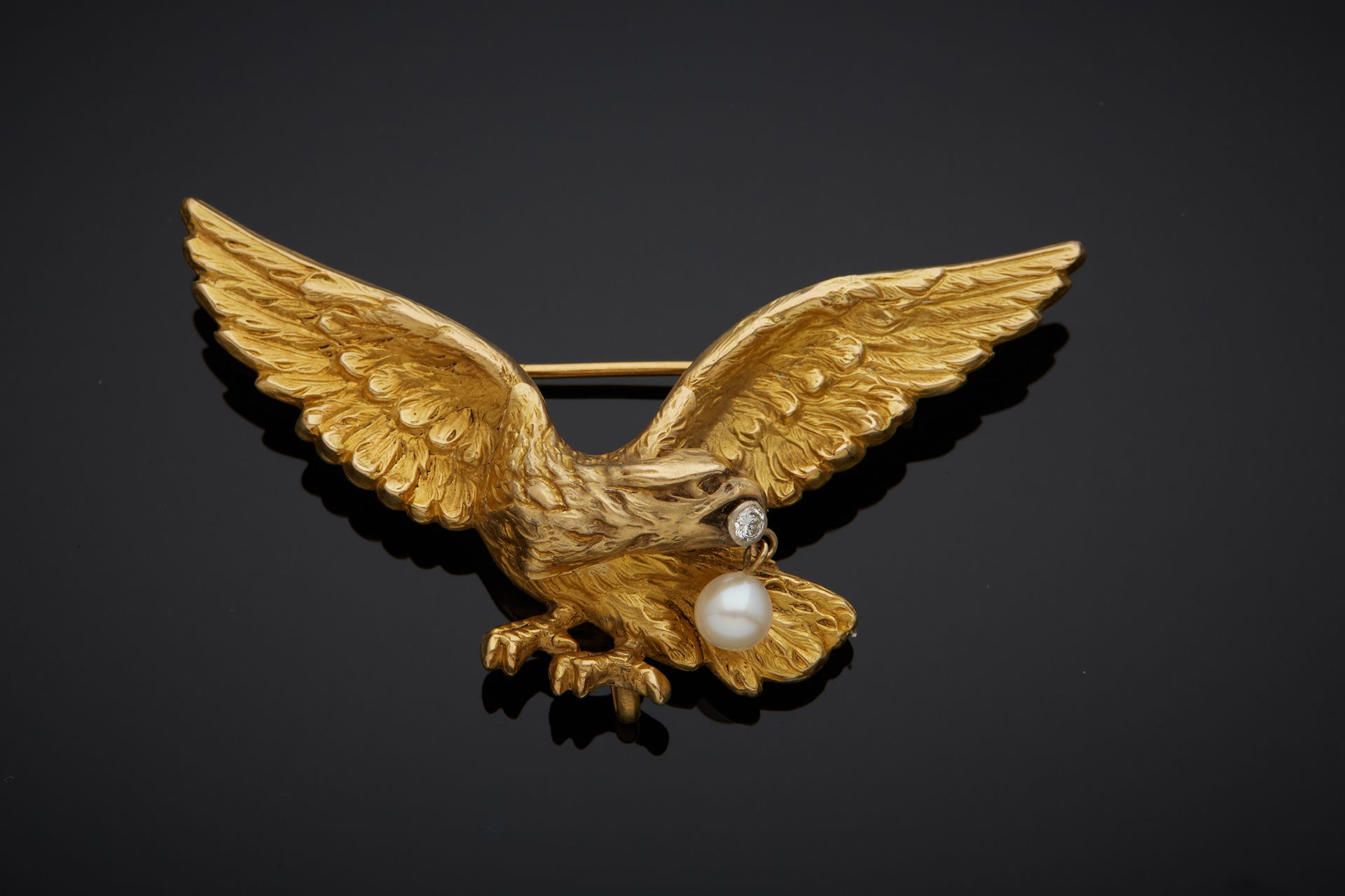 Null Broche en or jaune 18K 750‰, représentant un aigle les ailes déployées, dan&hellip;