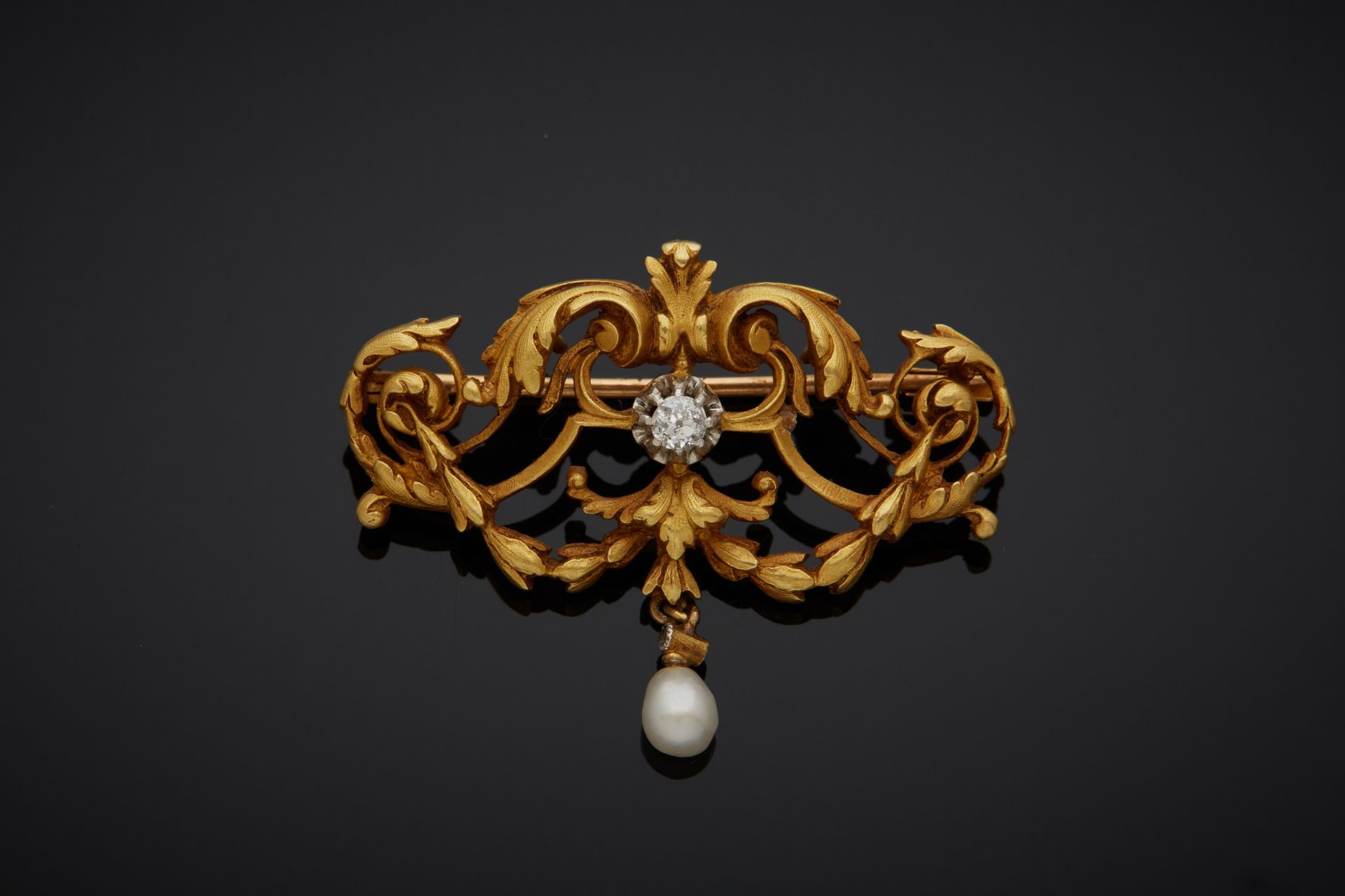 Null Two-tone 18K gold 750‰ brooch, decorated with foliage and garlands, adorned&hellip;
