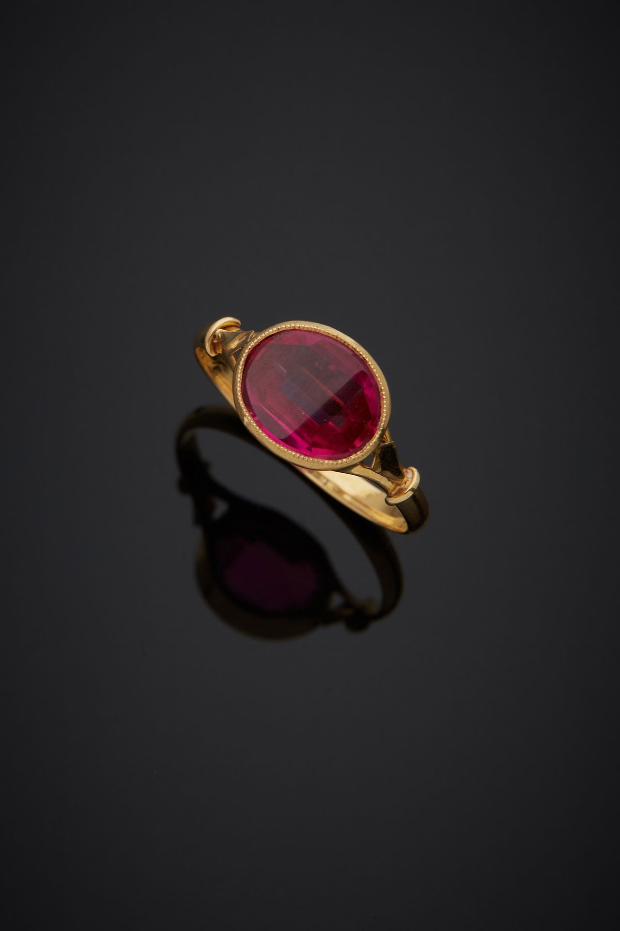 Null Ring in 18K yellow gold 750‰, adorned with a red synthetic stone.

Finger s&hellip;