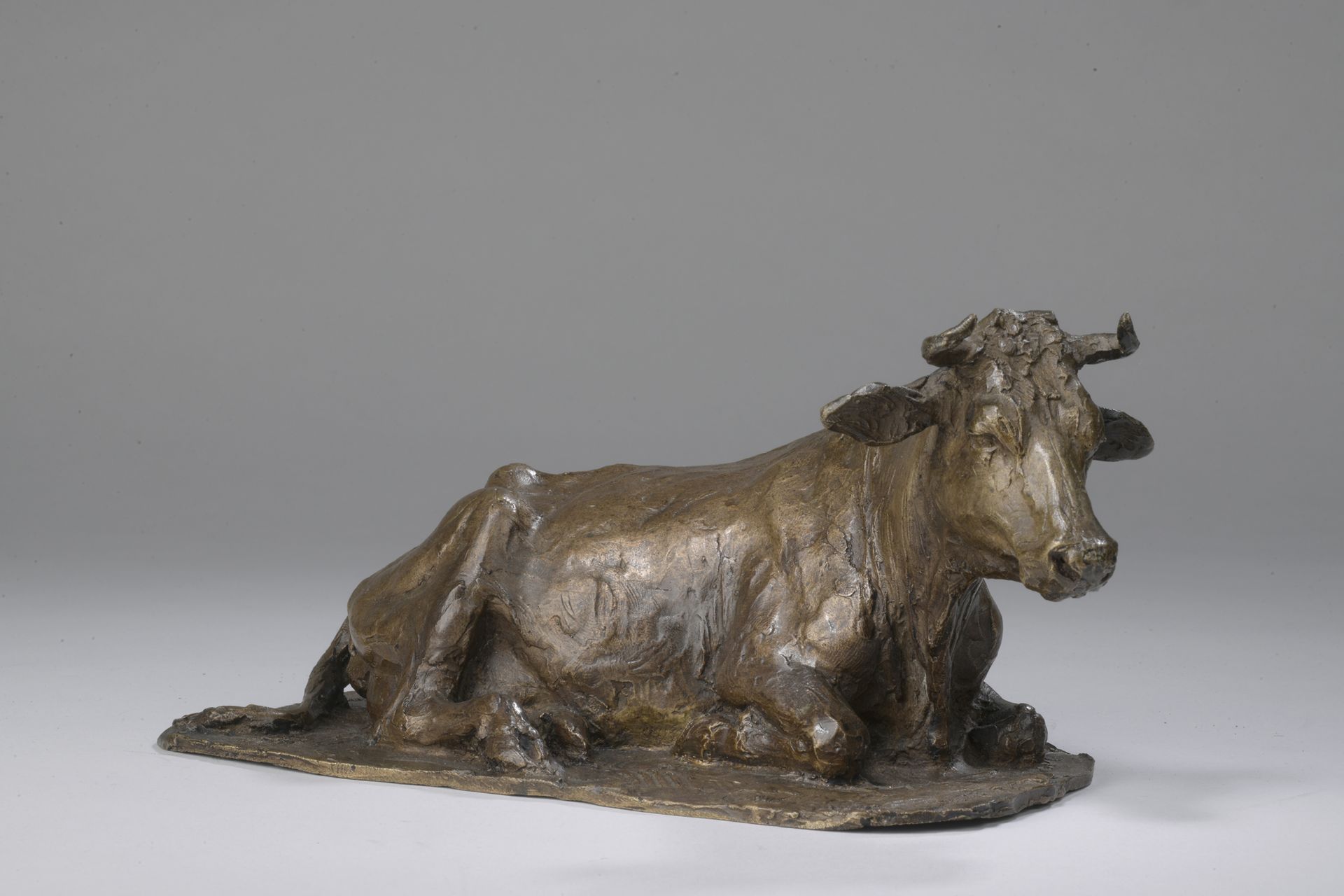 Null 勒内-帕里斯 (1881-1970)

躺着的牛

约1915年。

青铜色，带有奖章状的铜锈。

签名：René Paris，定位和日期：BATZ &hellip;