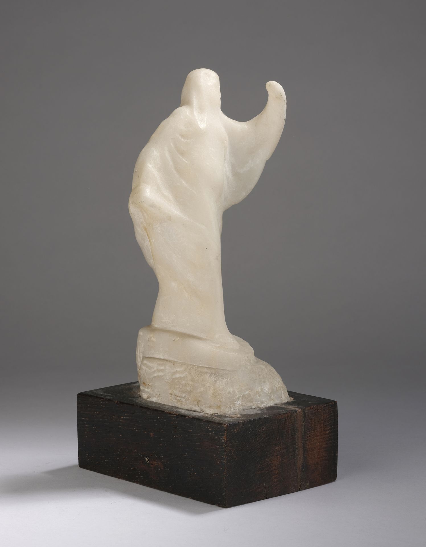Null 约1880年的象征性学校

垂头丧气的女人

雪花石雕像。

H.22.5厘米 木质底座，高5.5厘米