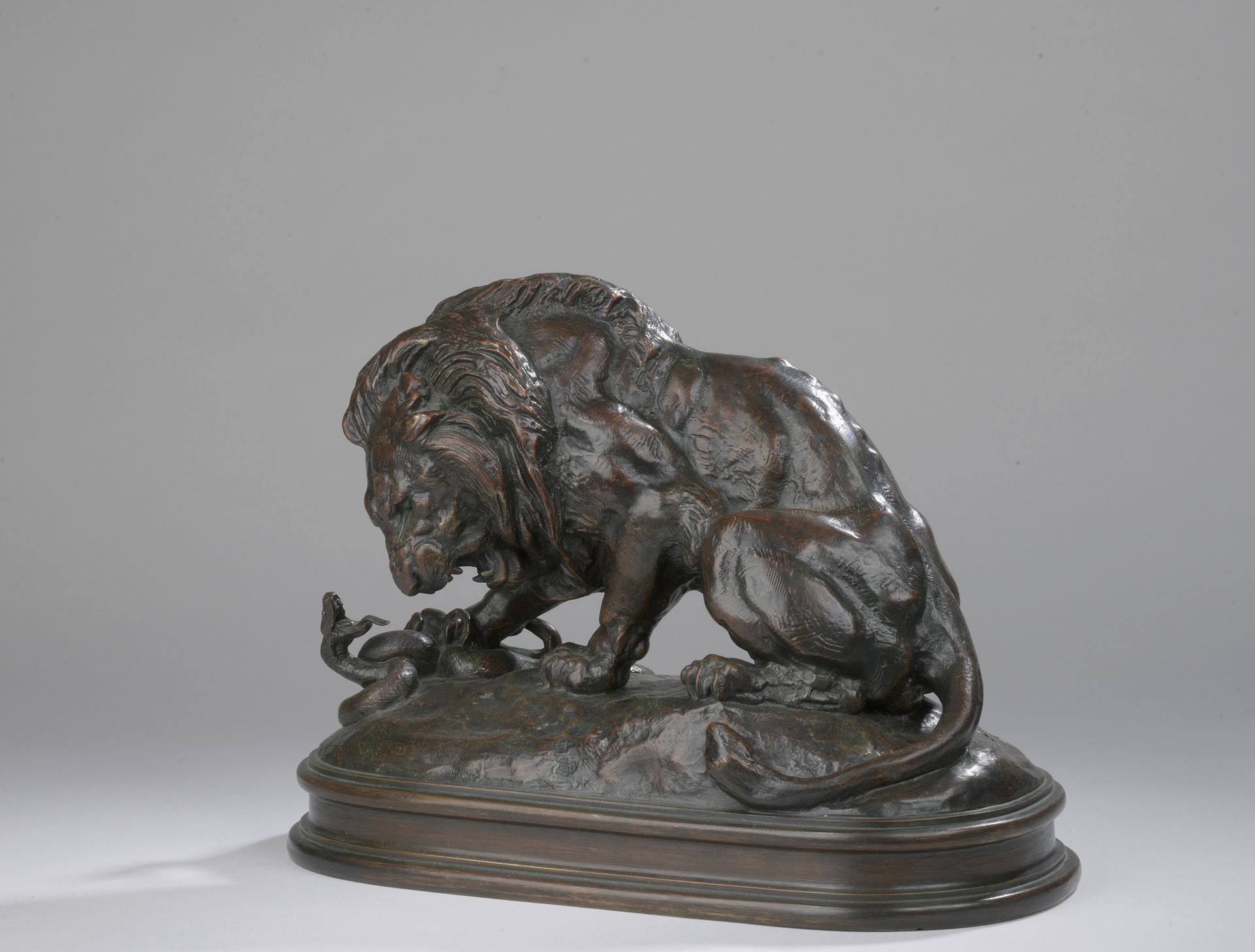 Null 安东尼-路易-巴里 (1795-1875)

狮子与蛇 n°2

古老的铸铁。

青铜，带有红棕色的铜锈。

签名：L.BARYE在阳台上。

H.2&hellip;