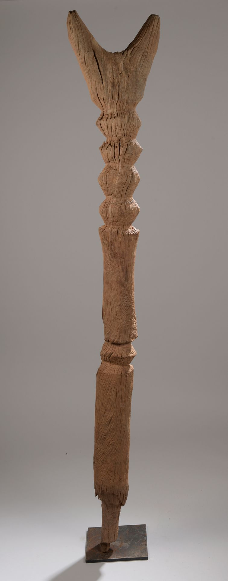 Null MOSSI POT, 布基纳法索

带有自然铜锈的木材。

H.168.5厘米

岗位标志着外面的暴露，在叉子下刻有线圈形式的连续元素。