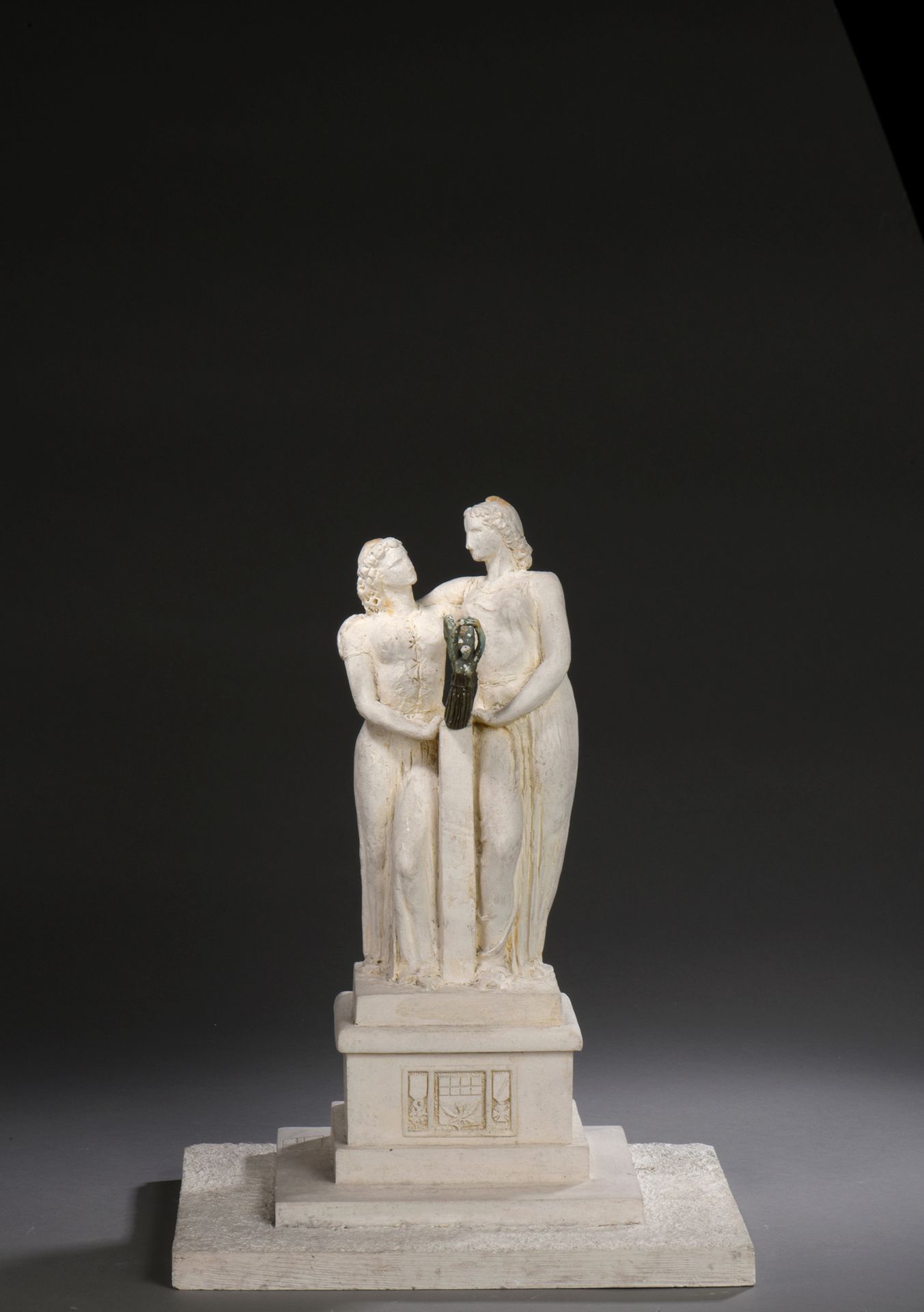 Null Pierre BOURET (1897-1972)

两个女人，战争纪念馆的模型，约1960年。

石膏。

47 x 34 x 28.5厘米
