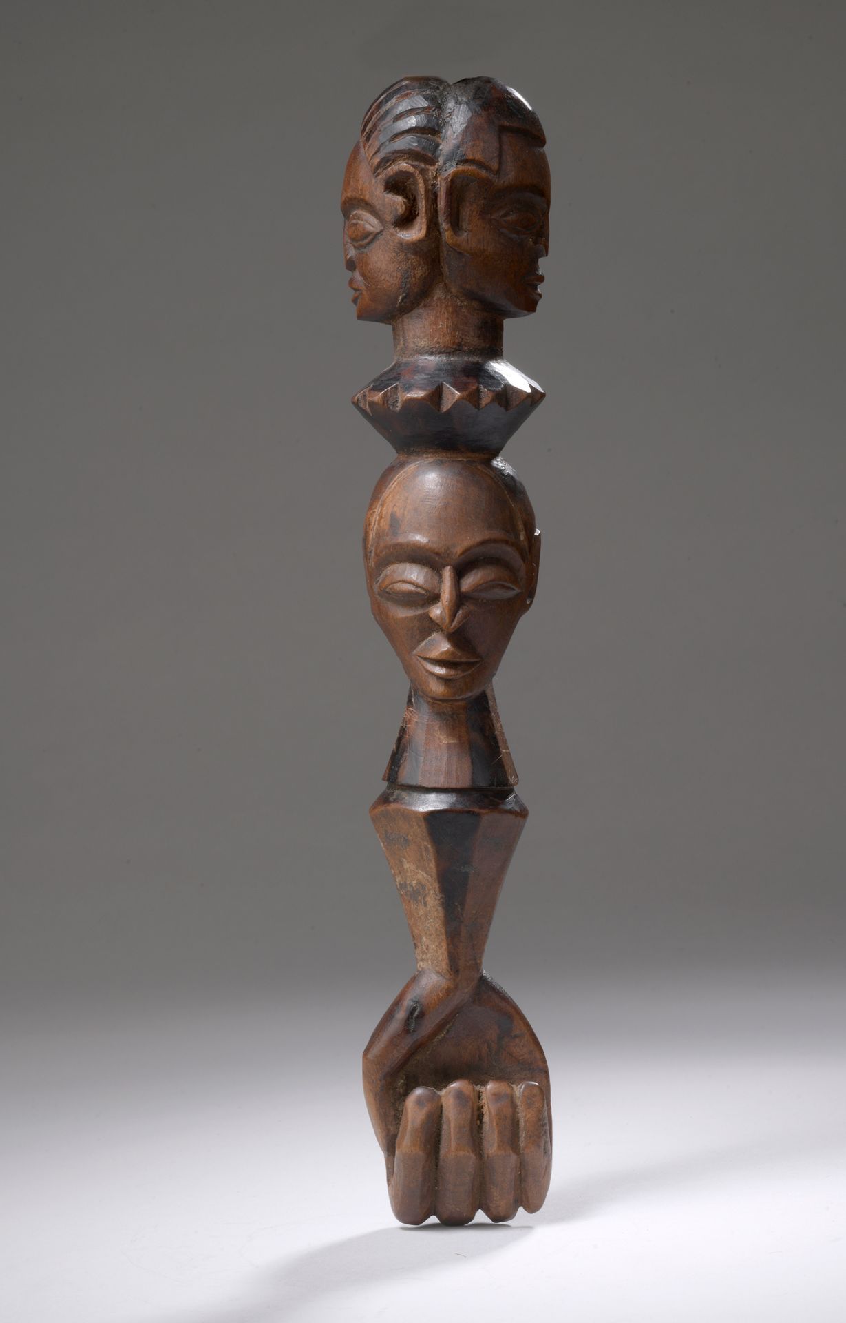 Null REGALIA SONGYE, 刚果民主共和国

带有棕色铜锈的木材，黑色颜料。

H.23.5厘米

雕刻着两个连在一起的头颅，上面有一张同样锋利的&hellip;