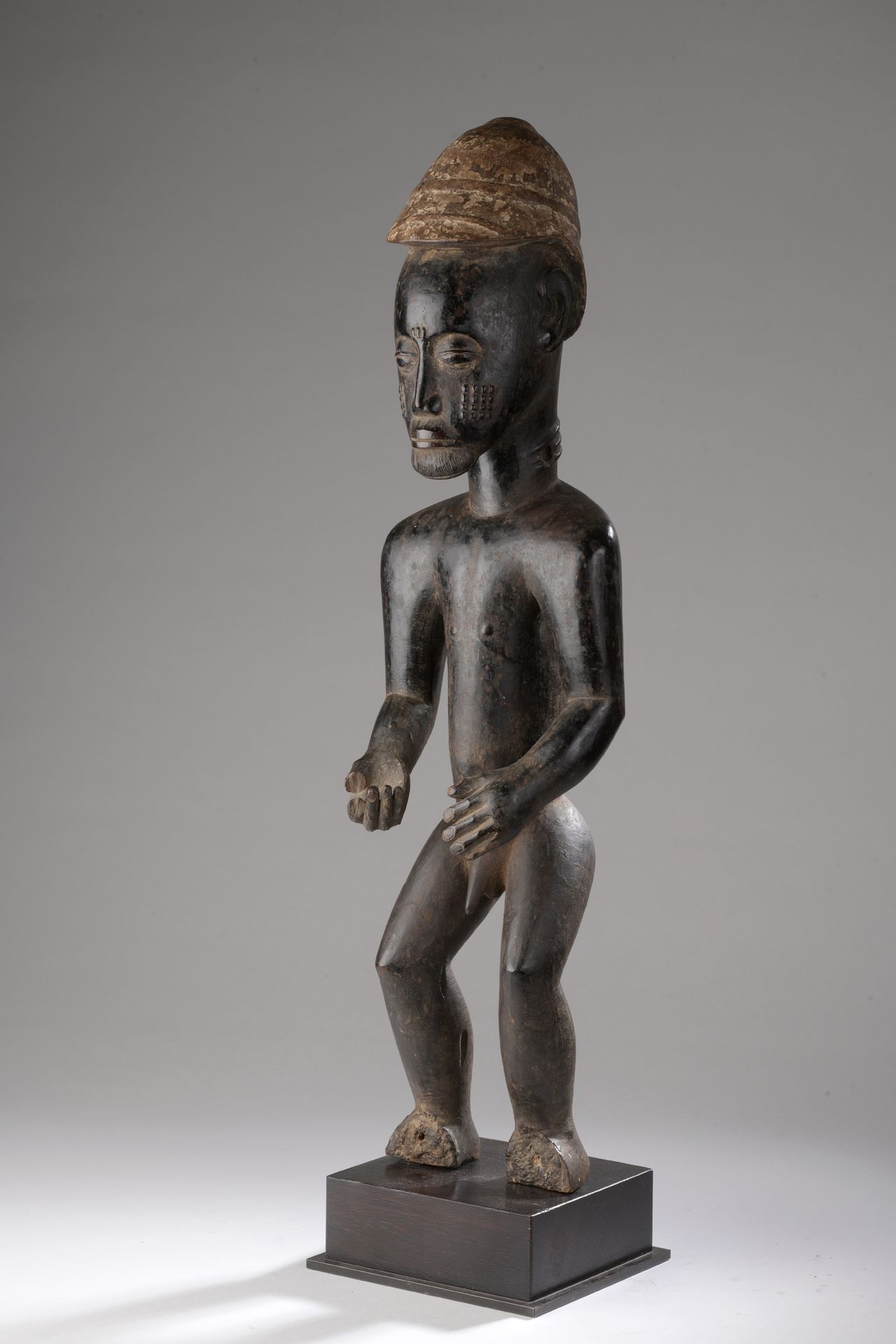 Null 巴乌尔雕像，象牙海岸

木头有的地方有棕黑色的铜锈，颜料，事故和旧的损坏。

H.58厘米



重要的Baoule雕塑，表现了一个具有等级特征的男性&hellip;