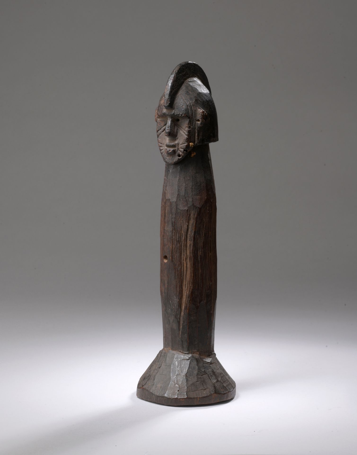 Null BOBO DOLL, 布基纳法索

带有深棕色和黑色铜锈的木材。

H.21.5厘米

它的头顶上是一张向后设置在额头下的脸，有一个沿着头骨顶部的峰顶&hellip;