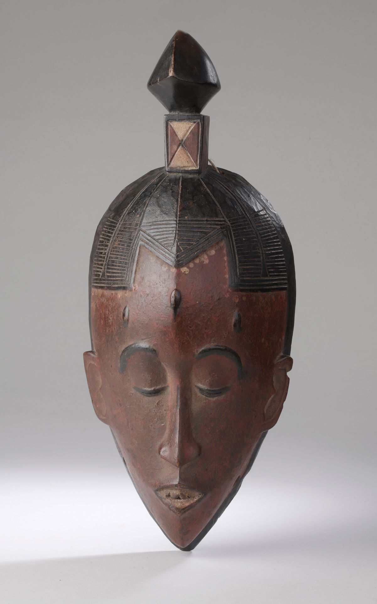 Null GU GOURO面具，象牙海岸 

硬木，内部有棕色的铜锈，颜料。

H.33.5厘米

顾氏面具，描绘的是一个符合顾氏传统美学标准的年轻女孩。在轻轻&hellip;