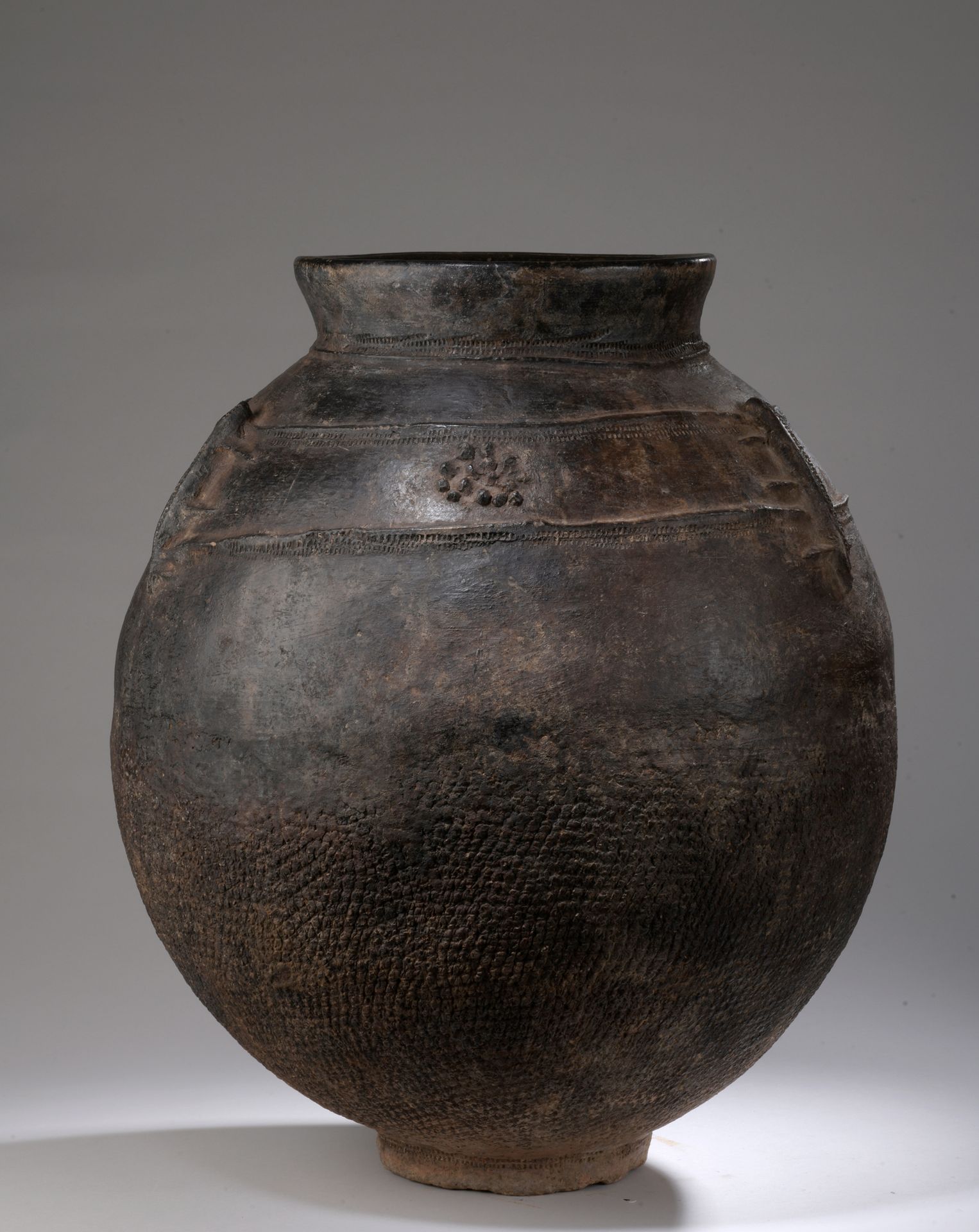 Null JARRE BAMBARA, 马里

陶器，带黑色滑石。

H.59 D. 45 cm

鹅卵石形的罐子，有一个短的基座，中度浮雕装饰，有变幻莫测的图&hellip;