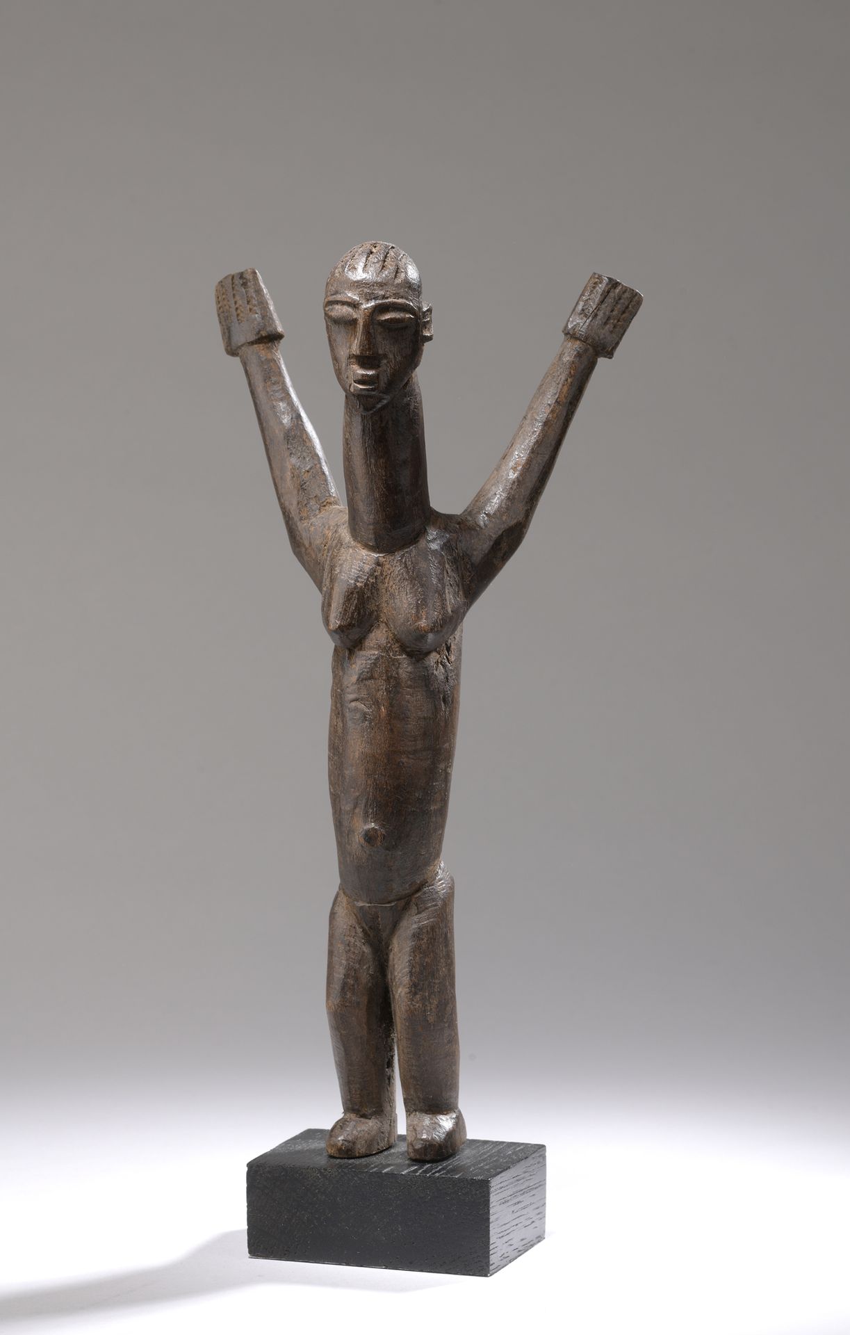 Null BATEBA LOBI雕像，布基纳法索

带有棕色铜锈的木材。

H.26.5厘米

女性雕像举起双臂以示变身，雕塑的比例给了半身和颈部最重要的位置。
