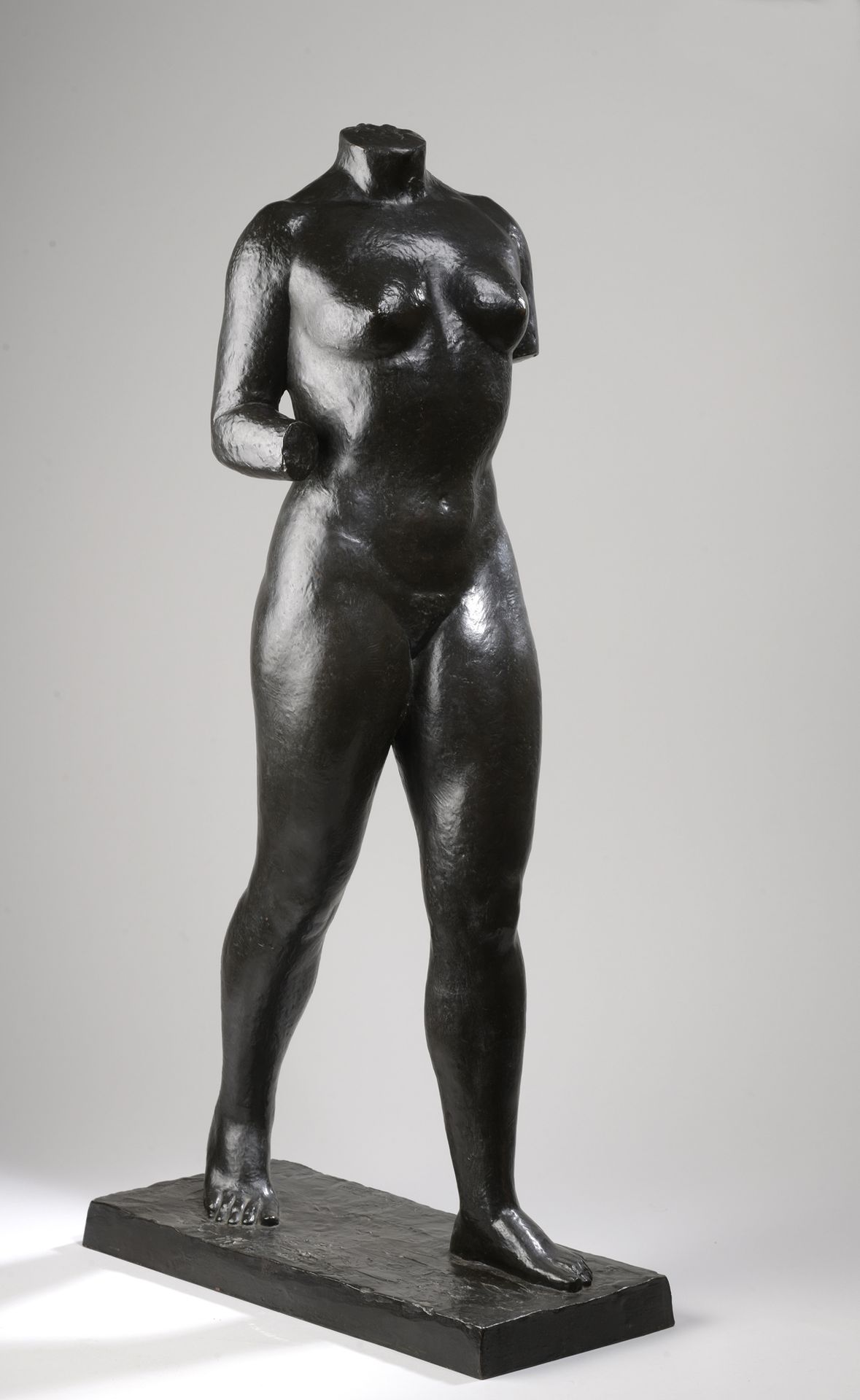 Null 拉乌尔-拉穆德迪厄(Raoul LAMOURDEDIEU) (1877-1953)

女性裸体

约1930年。

青铜，有深棕色的铜锈。

底座上有&hellip;