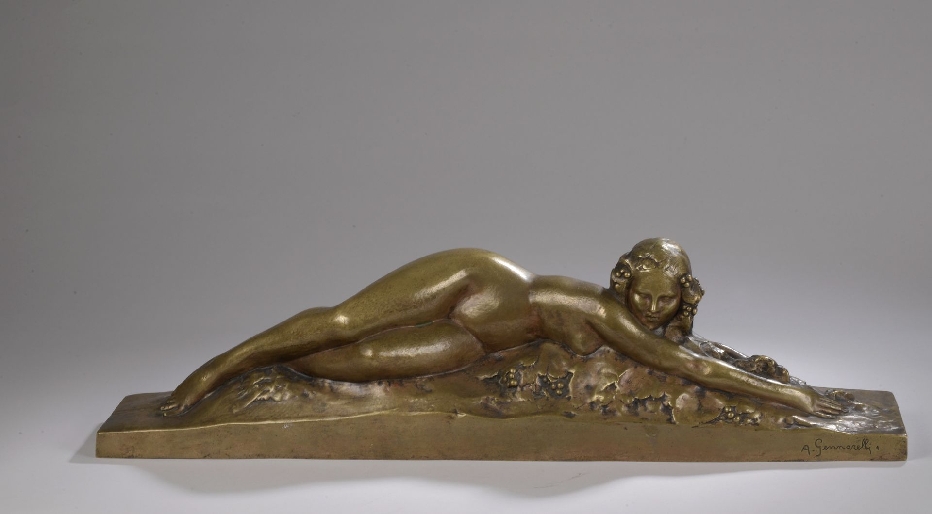 Null 阿玛迪奥-根纳雷利 (1881-1943)

躺着的女人

青铜色，带有金色的铜锈。

签署了A.Gennarelli在前面。

H.17.5 W. &hellip;