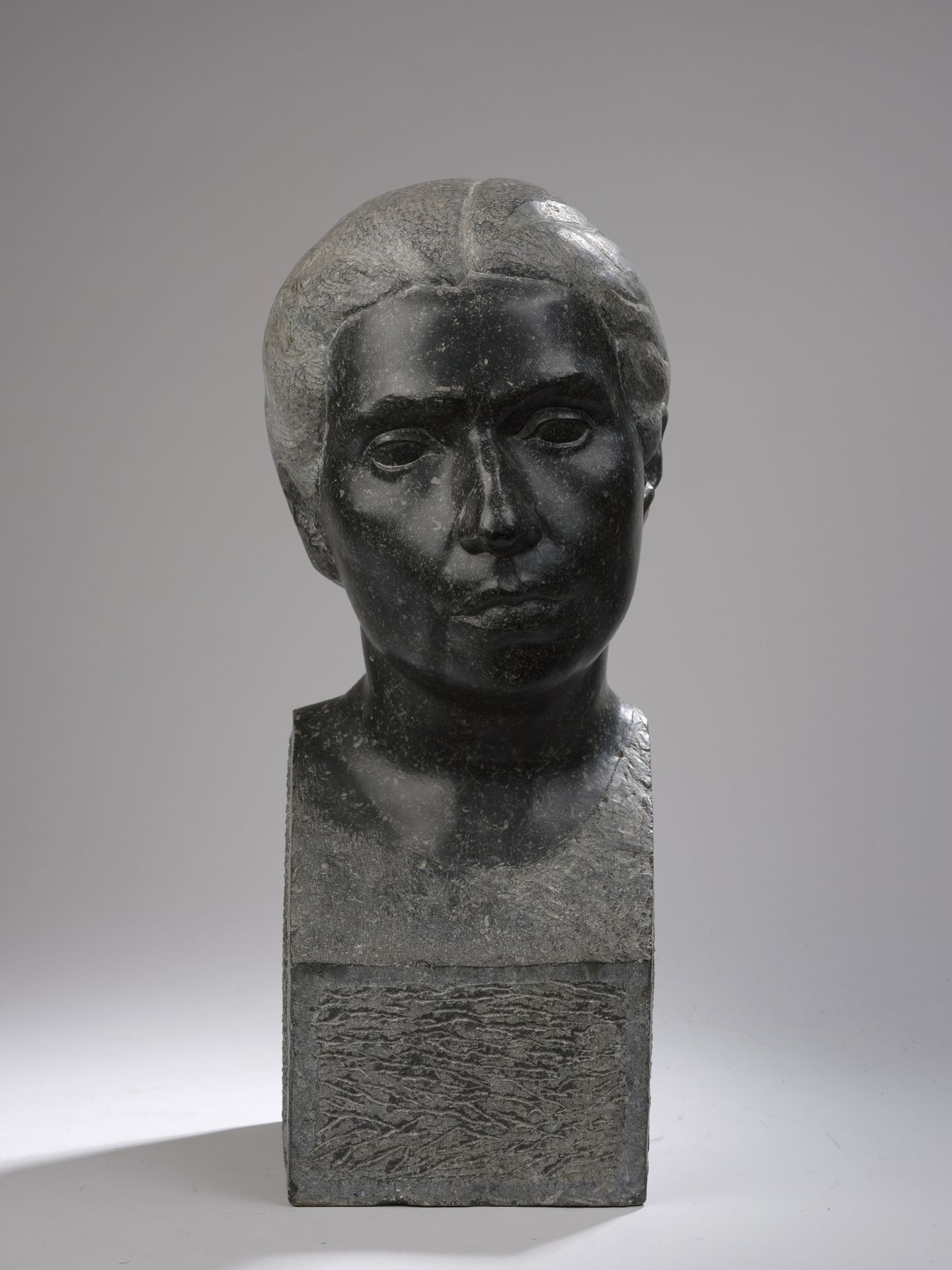 Null Auguste HENG (1891-1968)

Busto di donna, circa 1925-1930

Marmo nero.

Fir&hellip;