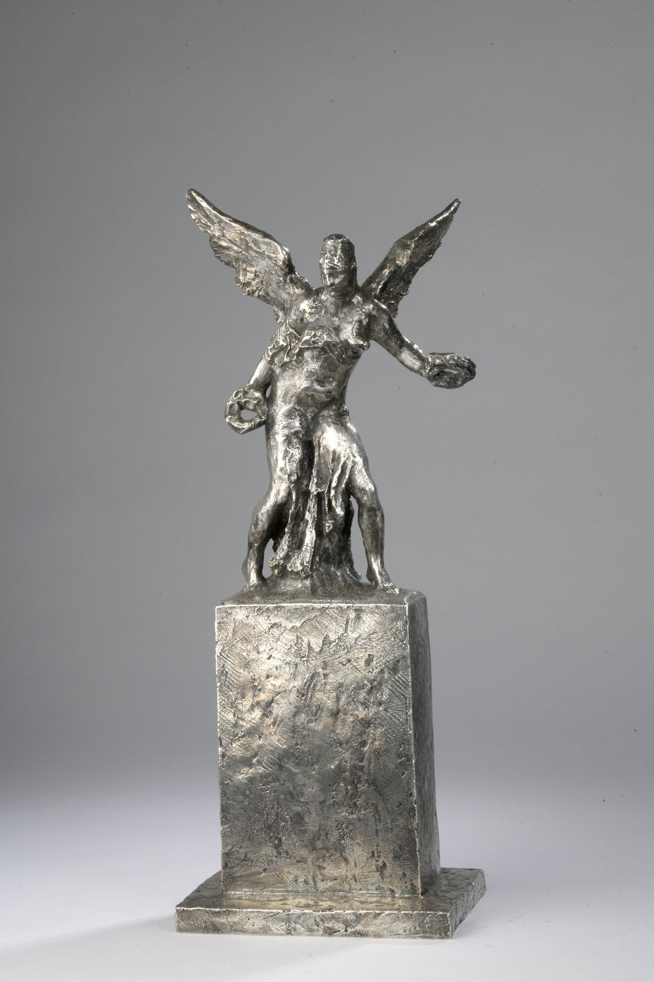 Null Raymond MARTIN (1910-1992) 

Beflügelter Sieg

Bronze mit silberner Patina.&hellip;