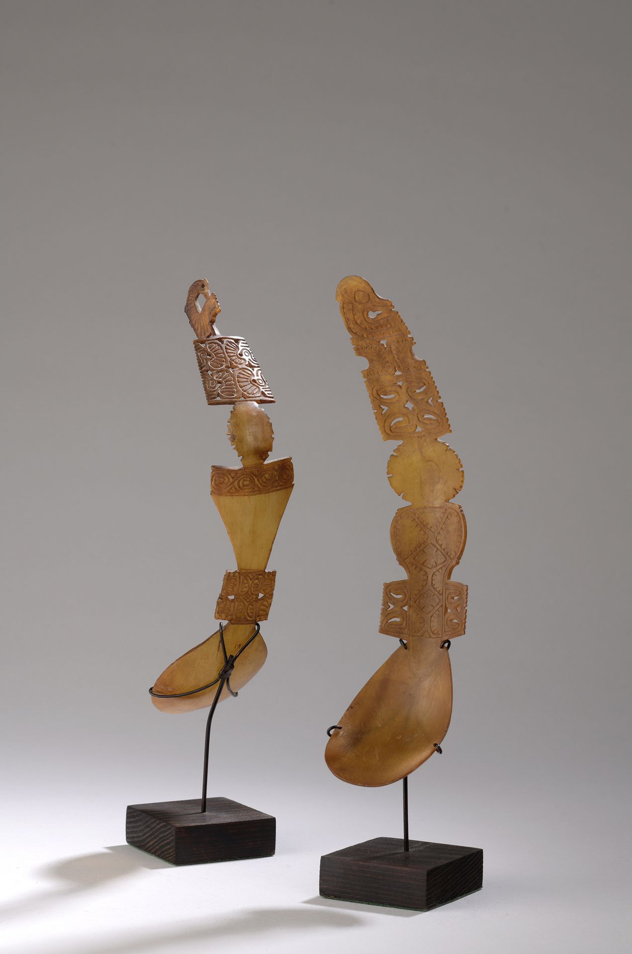 Null LOT VON ZWEI TIMOR ISLAND SPONS, Indonesien

Honigfarbenes Horn.

H. 21 cm &hellip;