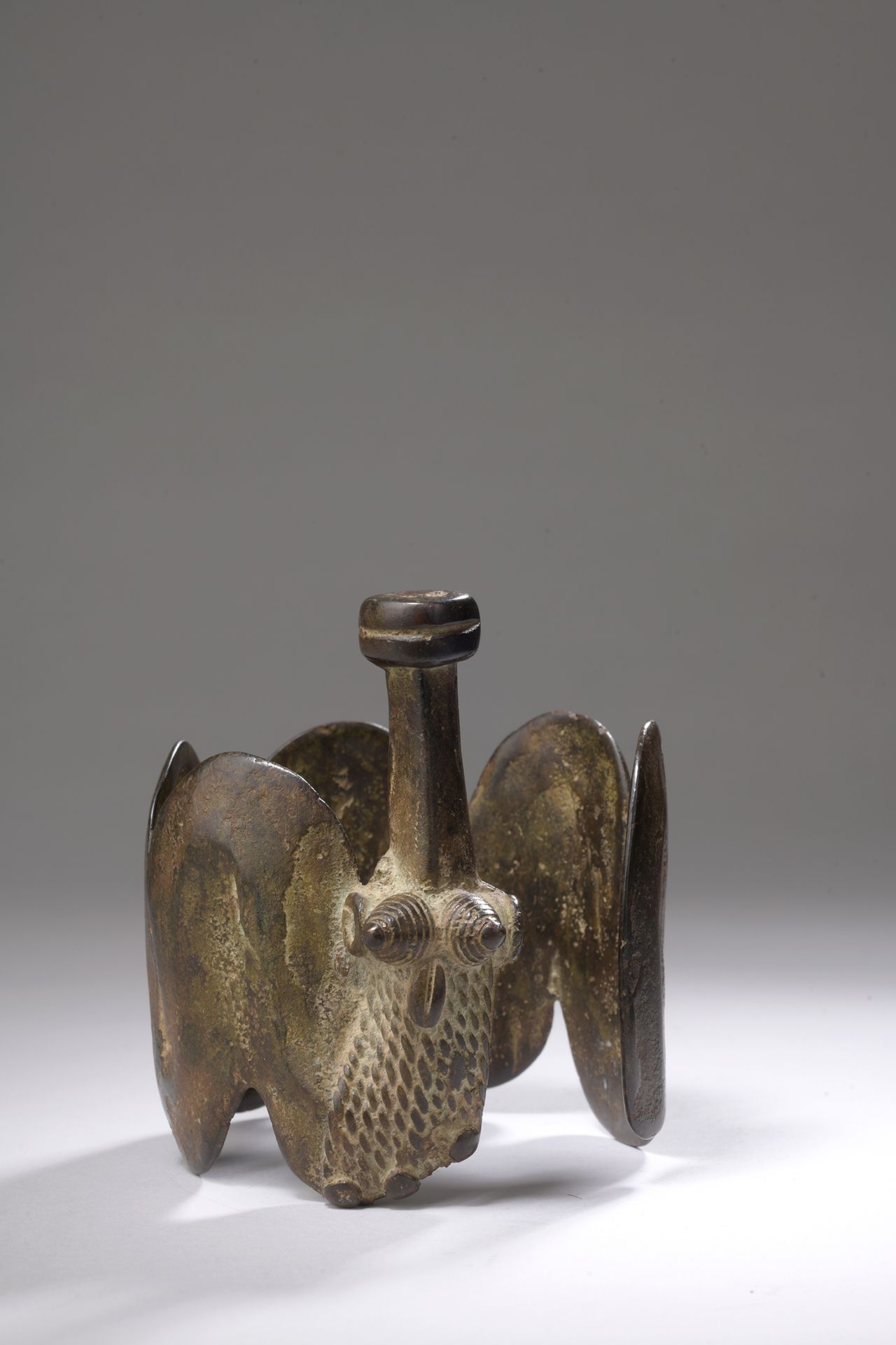 Null 布基纳法索DEKOGGORO GAN手镯

铜合金。

D. 8,5 H. 10 cm

手镯表现了一条身体起伏的蛇，动物的头部侧面有突出的眼睛。

&hellip;
