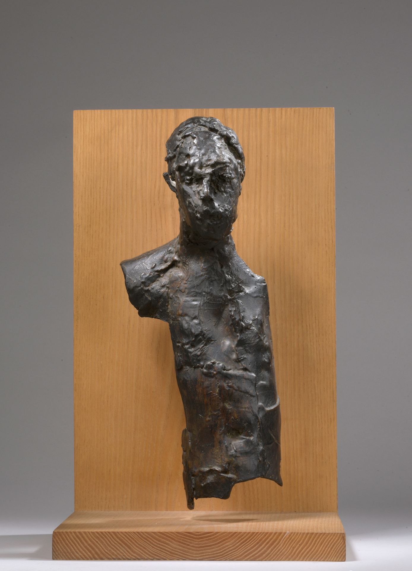 Null 伊利奥-西格诺里（生于1929年

无题

青铜，有深色的铜锈，签名和编号为4/8。

35 x 13 x 12 厘米
