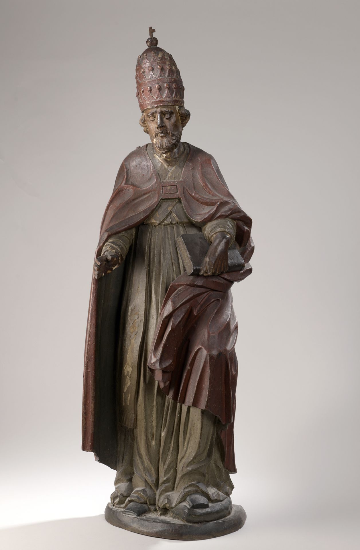 Null 法国或弗莱米什学校，18世纪

戴着教皇头冠的圣彼得

多色木浮雕，空心背。

H.114厘米

损坏、缺失的部件和修复。