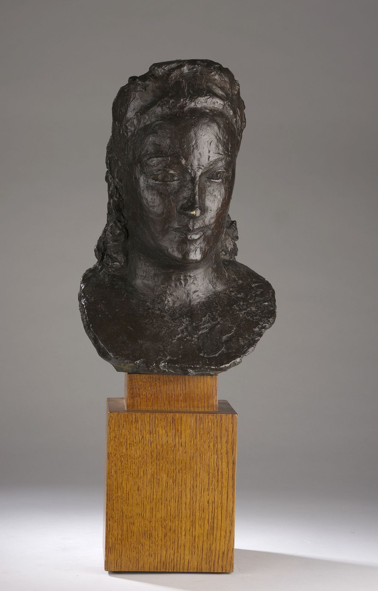 Null 让-奥苏夫 (1898-1996)

妇女半身像

青铜，带有棕色的铜锈。

签名：J. OSOUF。

编号为1/8，带有创始人的印章CIRE PE&hellip;