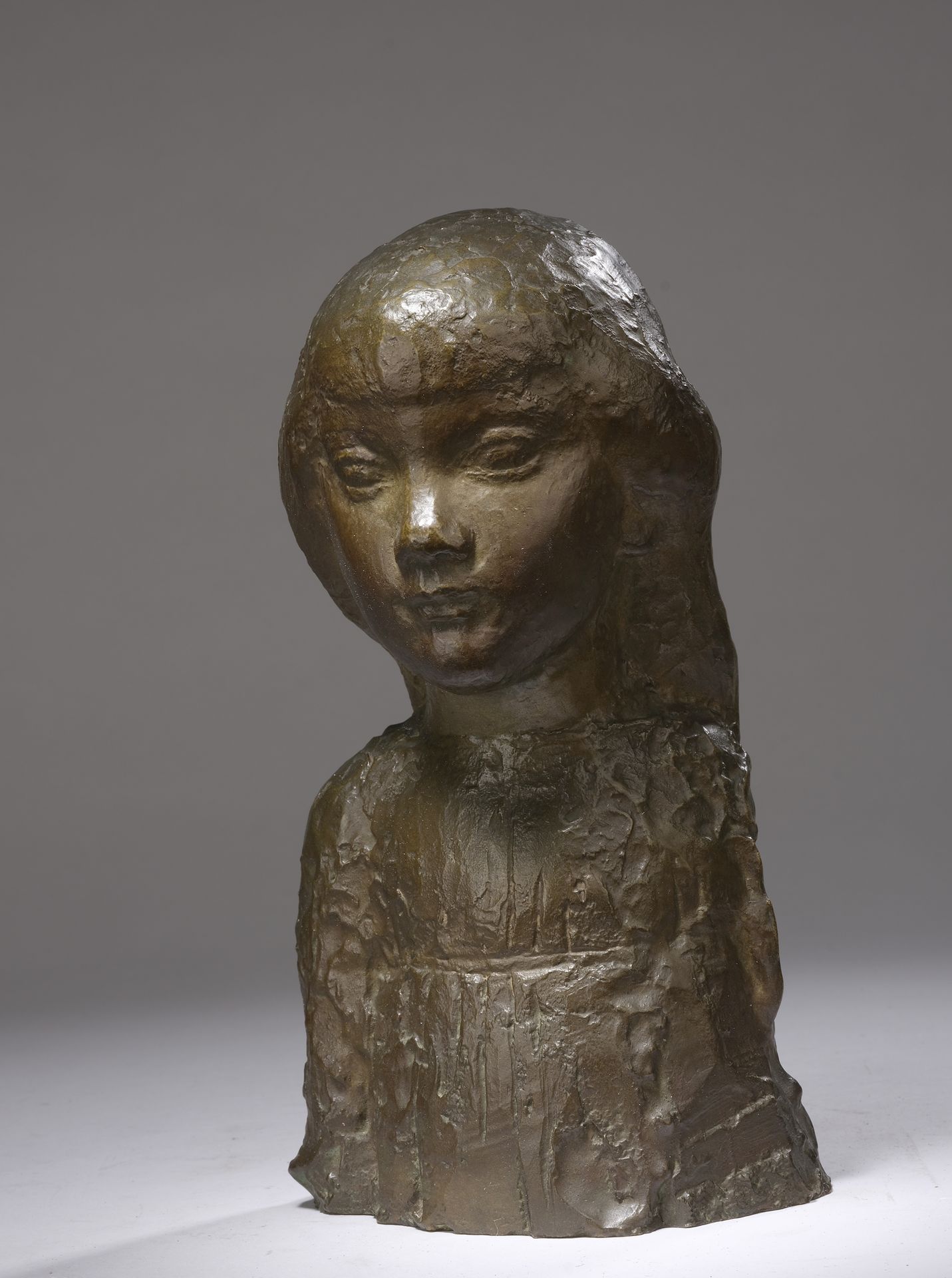 Null 让-卡顿(1912-1988)

女孩的半身像

约1950年。

青铜，有浅棕色的铜锈，并有绿色的阴影。

签名：J. Carton，注有第二状态，&hellip;