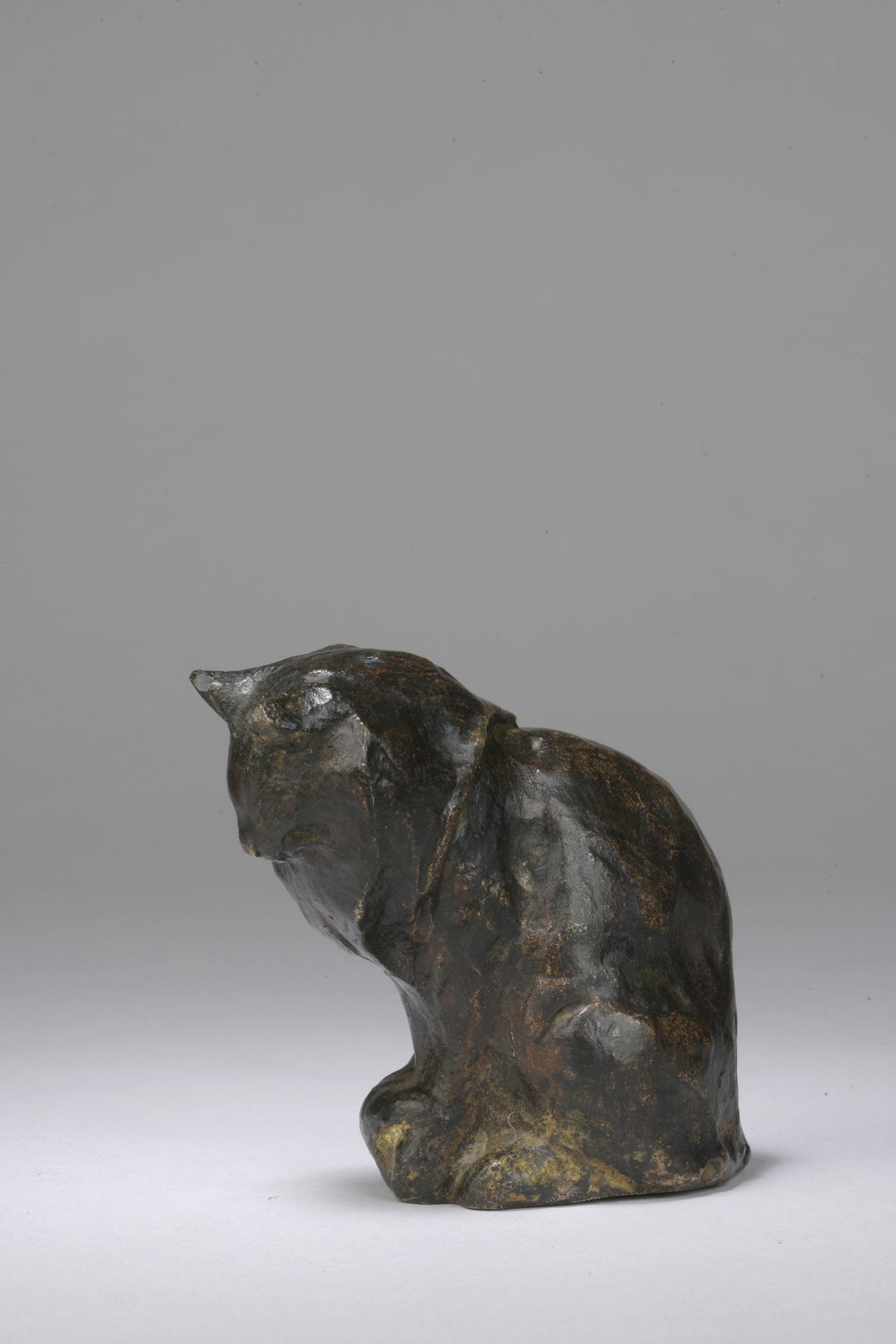 Null 泰奥菲勒-亚历山大-斯坦林（1859-1923）。

坐着的安哥拉猫

青铜，带有棕色的铜锈。

签名的斯坦伦。

H.7.8厘米



相关作品：T&hellip;