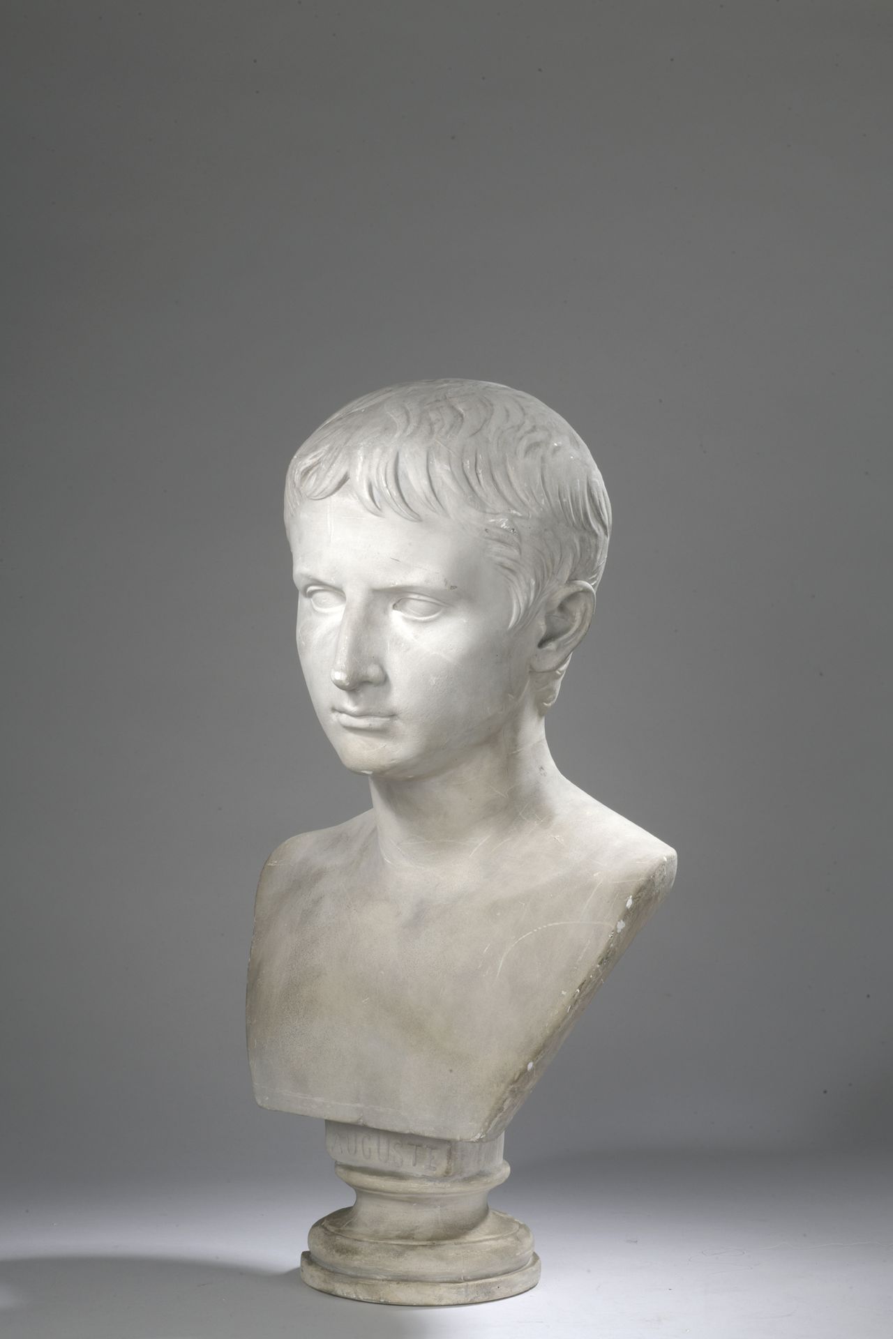 Null FRANZÖSISCHE SCHULE DES 19.

Augustus nach der Antike

Gips.

Trägt die Auf&hellip;