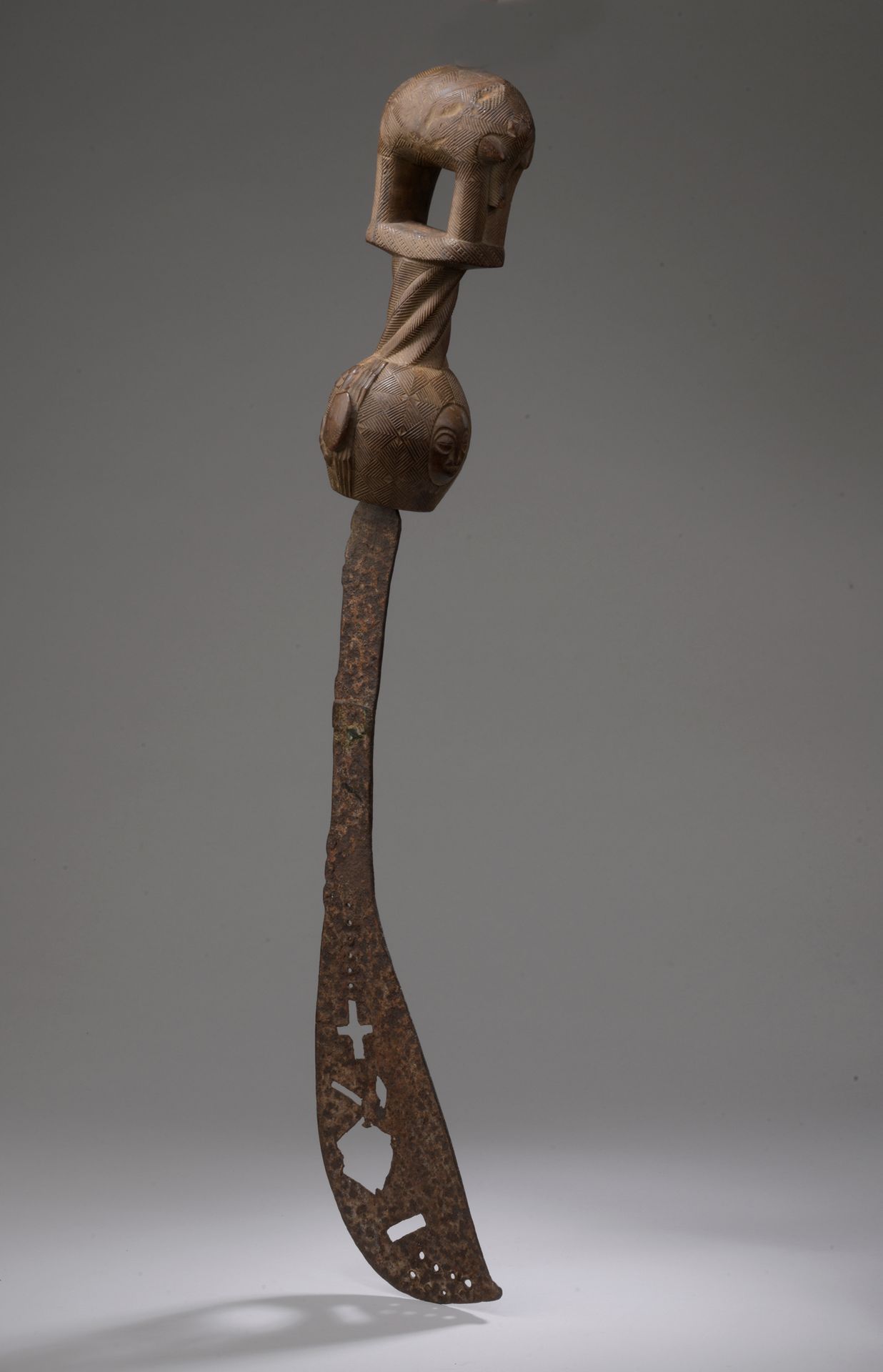 Null 巴乌勒纪念剑，象牙海岸

带有棕色铜锈的木材，锻铁。

L. 53,5 cm

弯曲和锻造的刀刃上有镂空的几何图案，刀柄上雕刻着一个圆形的大象图案，风&hellip;