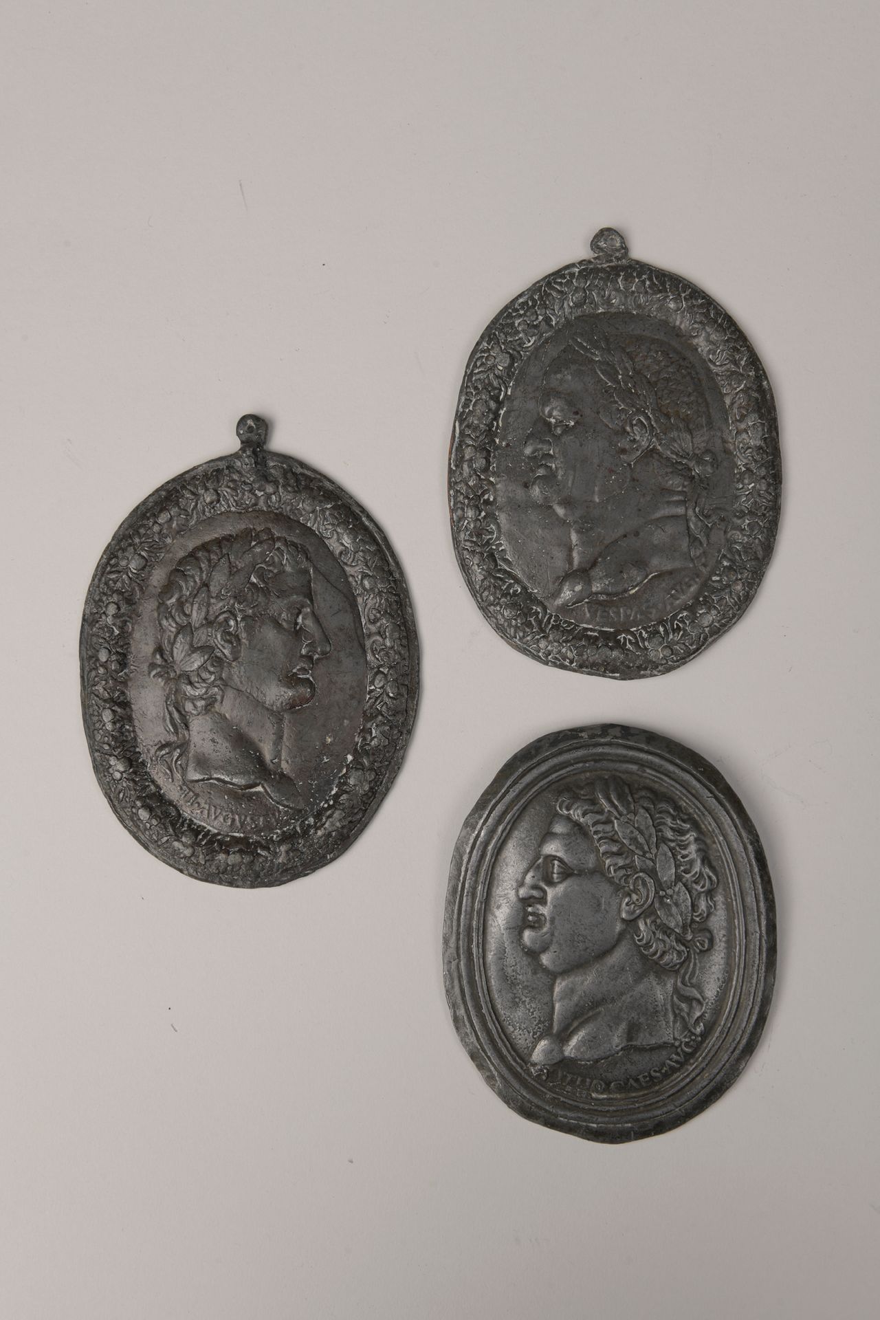 Null 19世纪的法国学校

套装的帝王简介

铅制的三个椭圆形奖章。

高度在11和12.5厘米之间