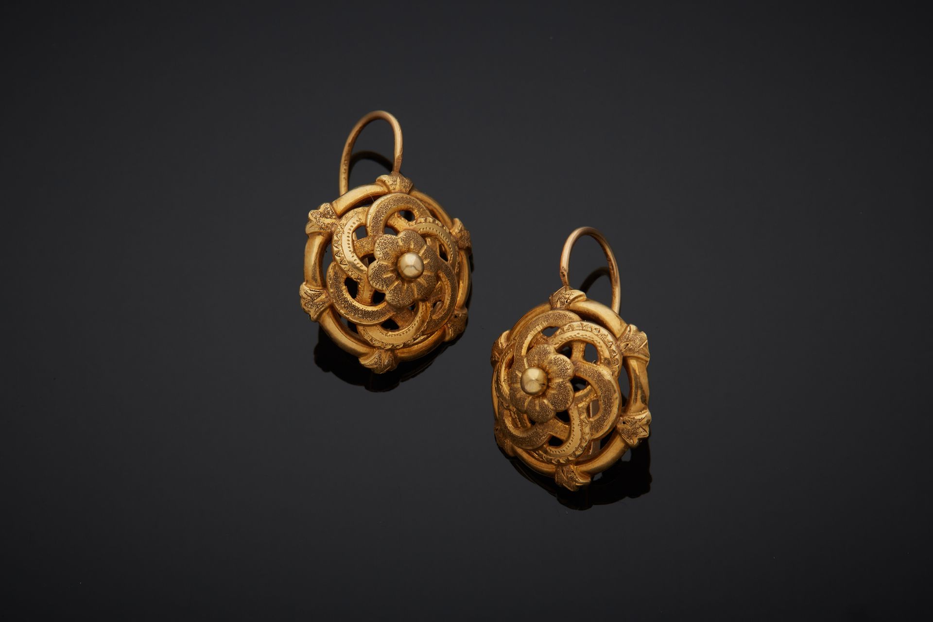 Null A pair of 18K yellow gold 750‰ round-shaped dormeuses, adorned with intertw&hellip;
