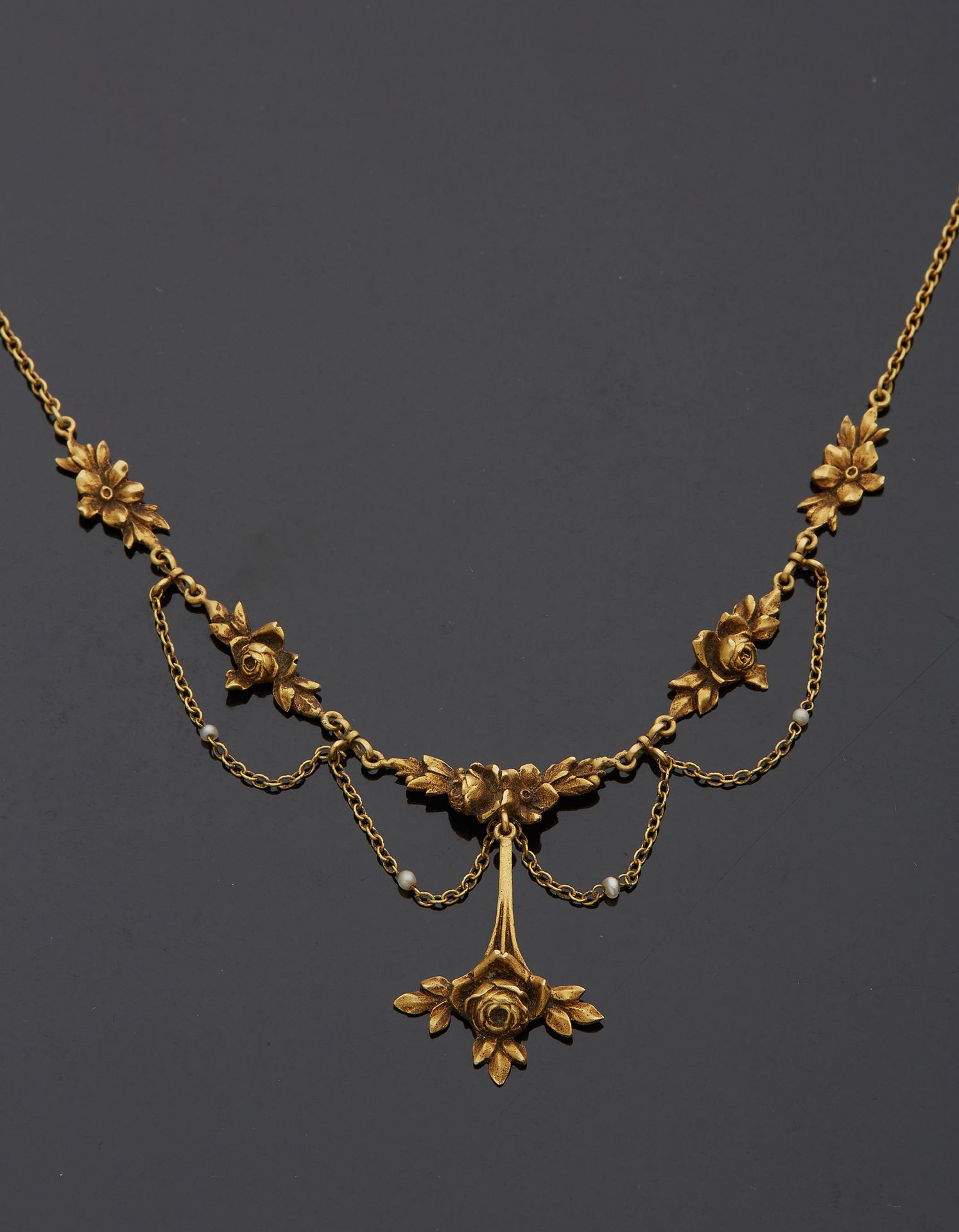 Null 750‰的18K黄金项链，带玫瑰图案的帷幔，装饰着精美的珍珠。

长40,50厘米 毛重10,50克